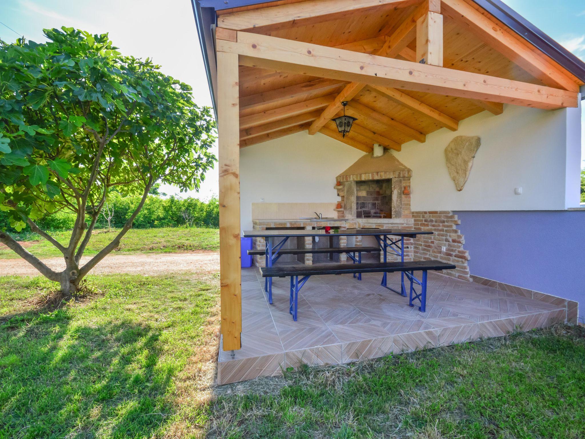 Photo 13 - Maison de 2 chambres à Umag avec piscine privée et jardin