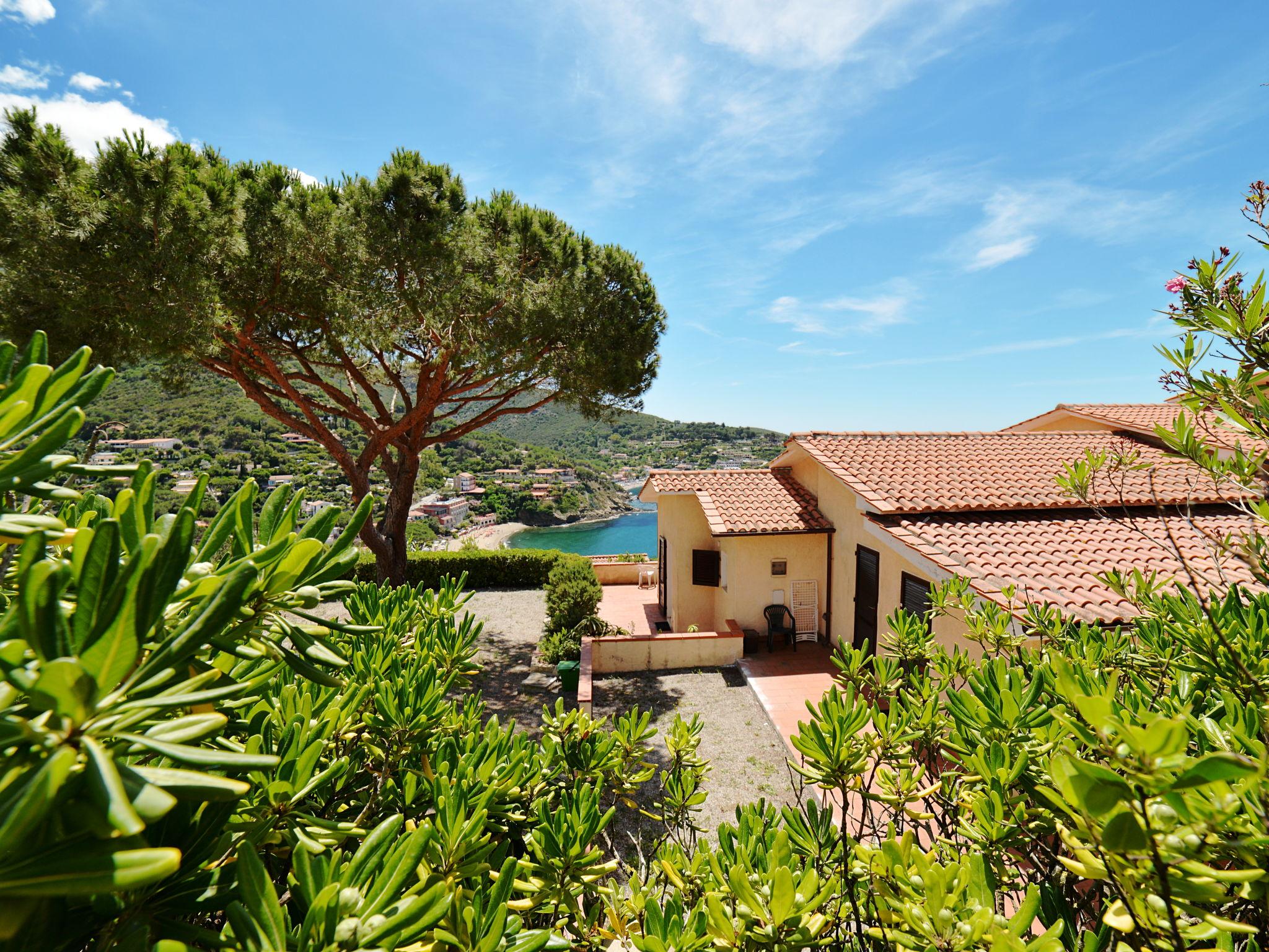 Foto 1 - Apartamento em Capoliveri com jardim e vistas do mar
