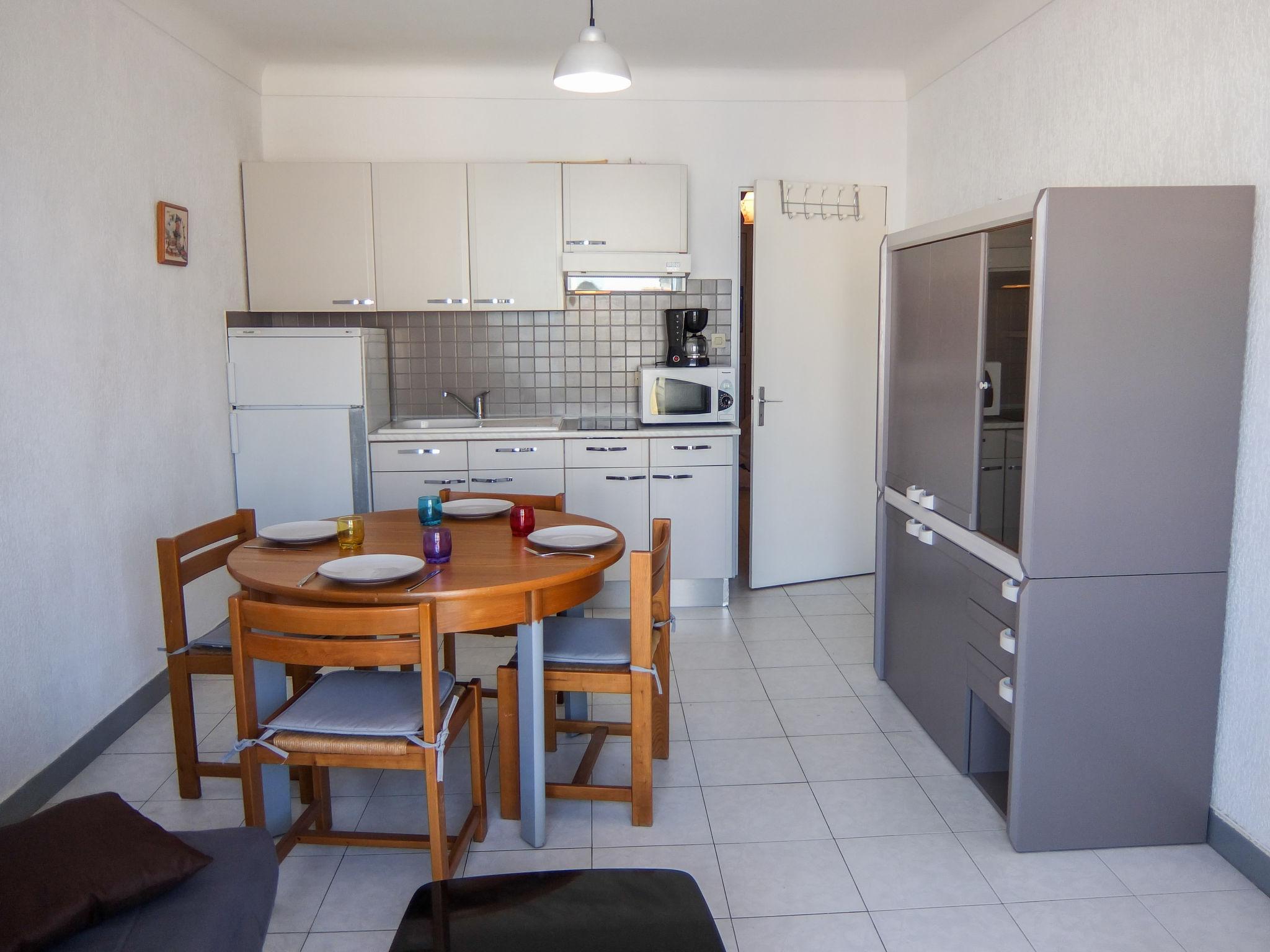 Foto 3 - Appartamento con 1 camera da letto a Saint-Cyprien con vista mare