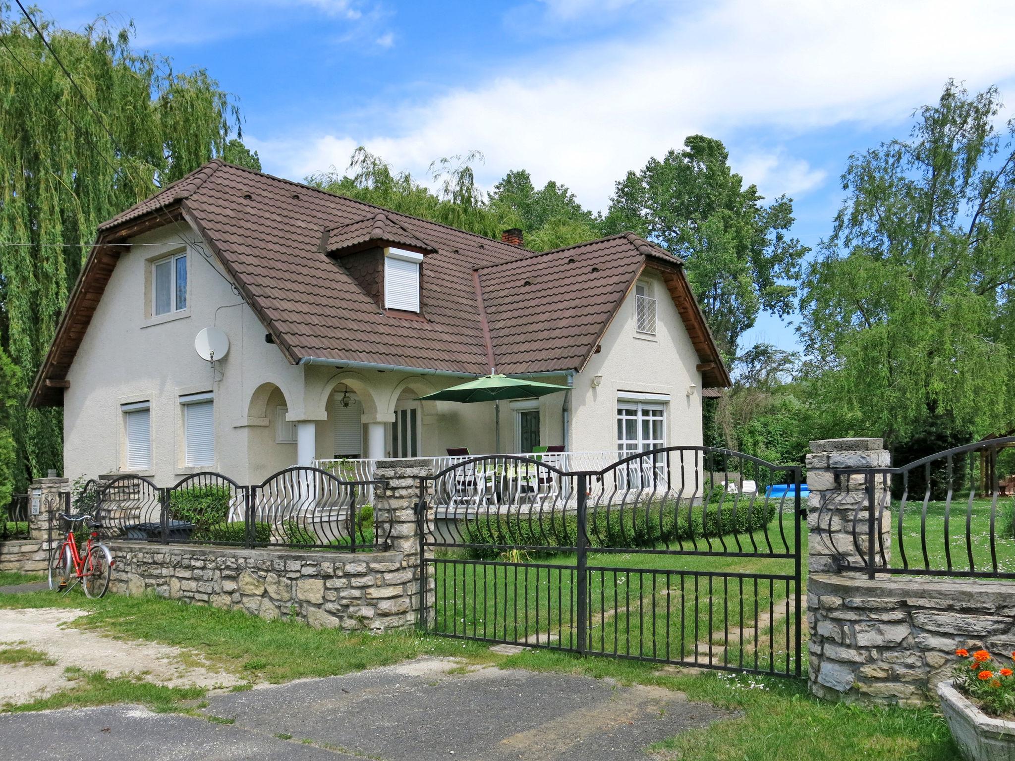 Photo 1 - Maison de 4 chambres à Badacsonytomaj avec piscine privée et jardin