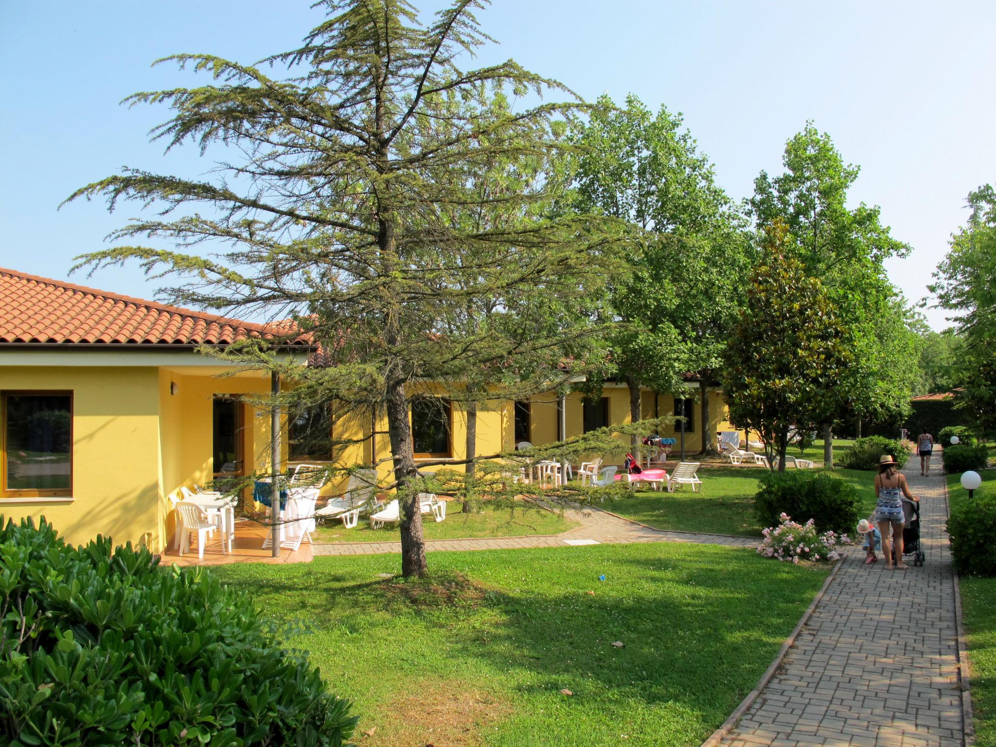 Foto 3 - Casa con 2 camere da letto a Peschiera del Garda con piscina e giardino