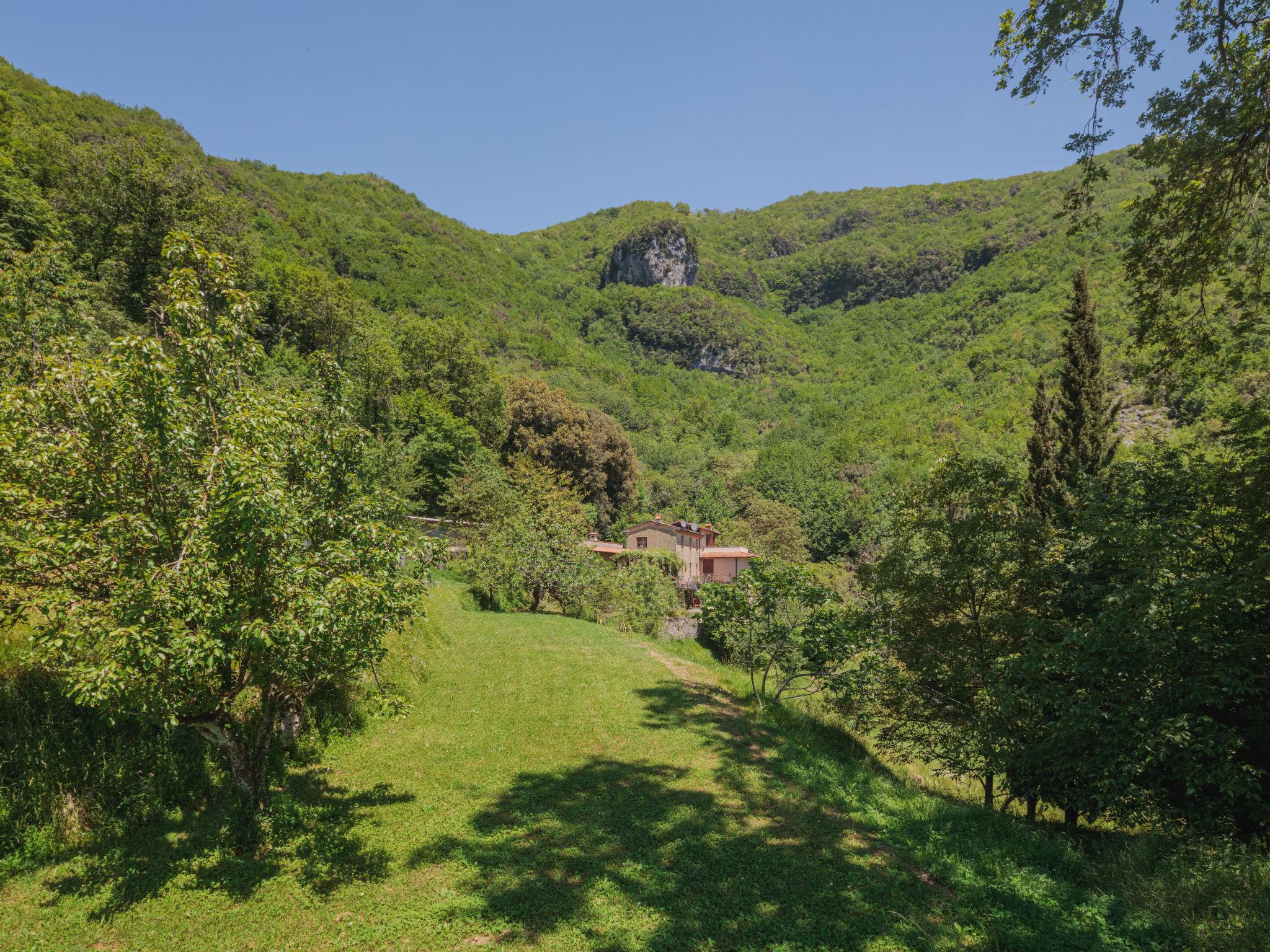 Photo 1 - Maison de 2 chambres à Camaiore avec jardin et vues à la mer