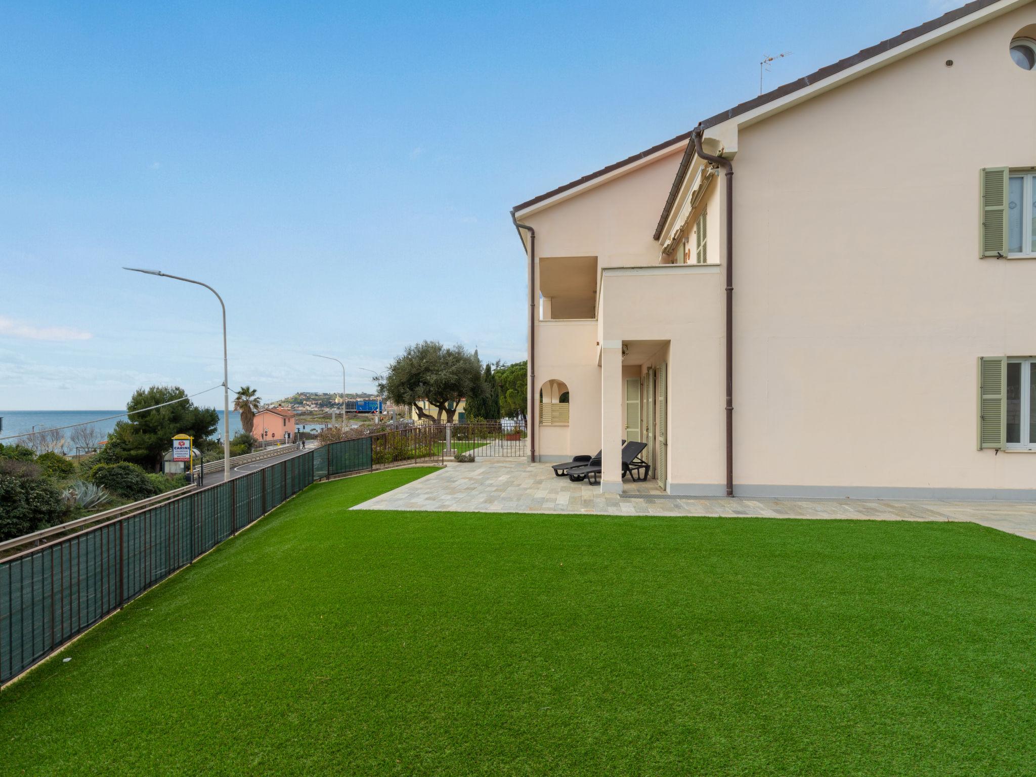 Photo 2 - Appartement de 2 chambres à Riva Ligure avec jardin et terrasse