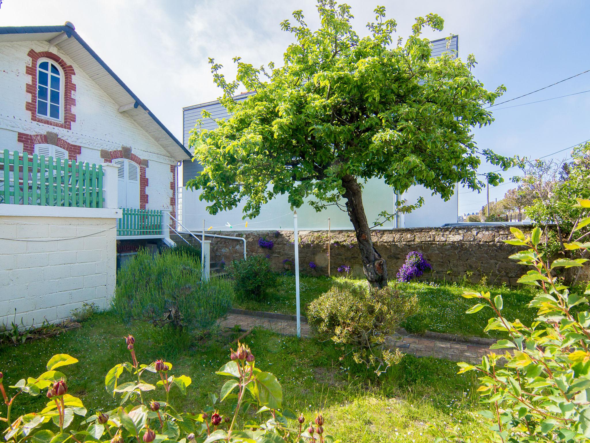 Foto 14 - Haus mit 1 Schlafzimmer in Saint-Malo mit garten und terrasse