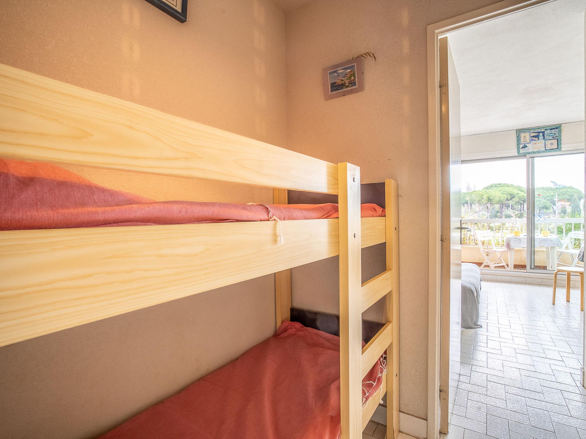 Foto 4 - Appartamento con 1 camera da letto a Le Grau-du-Roi con terrazza e vista mare