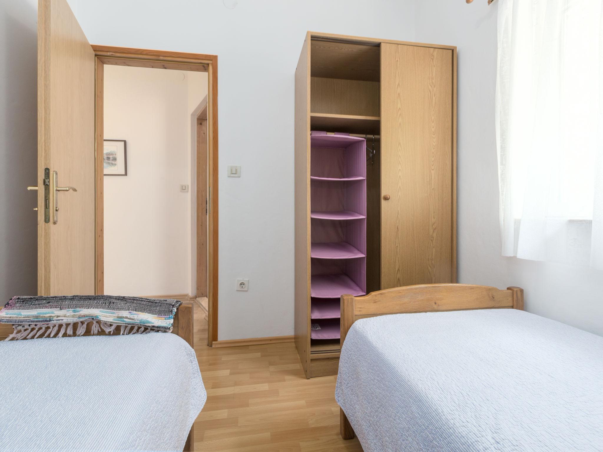 Foto 15 - Apartamento de 2 quartos em Poreč com piscina e vistas do mar