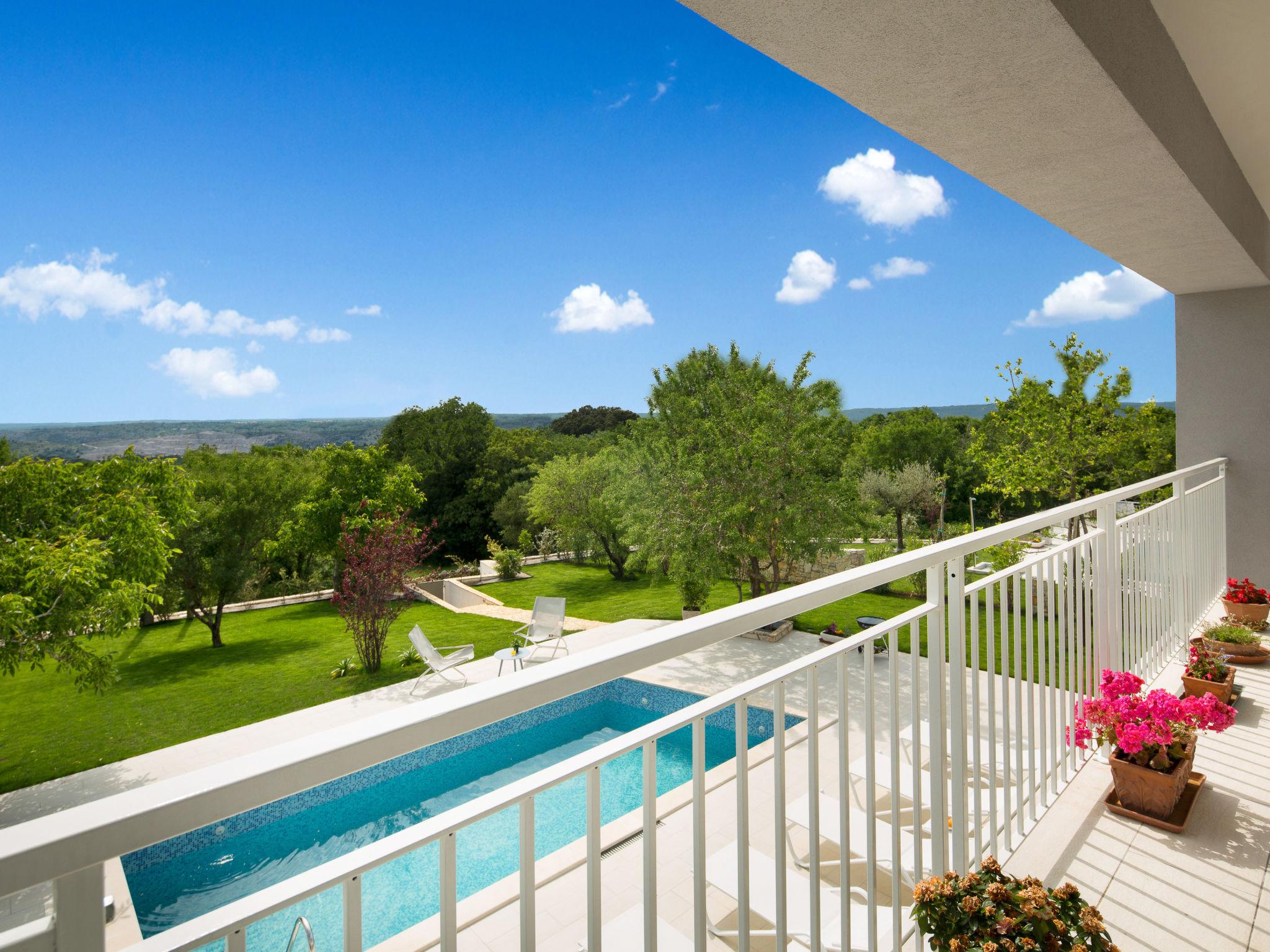 Foto 2 - Casa con 4 camere da letto a Raša con piscina privata e giardino