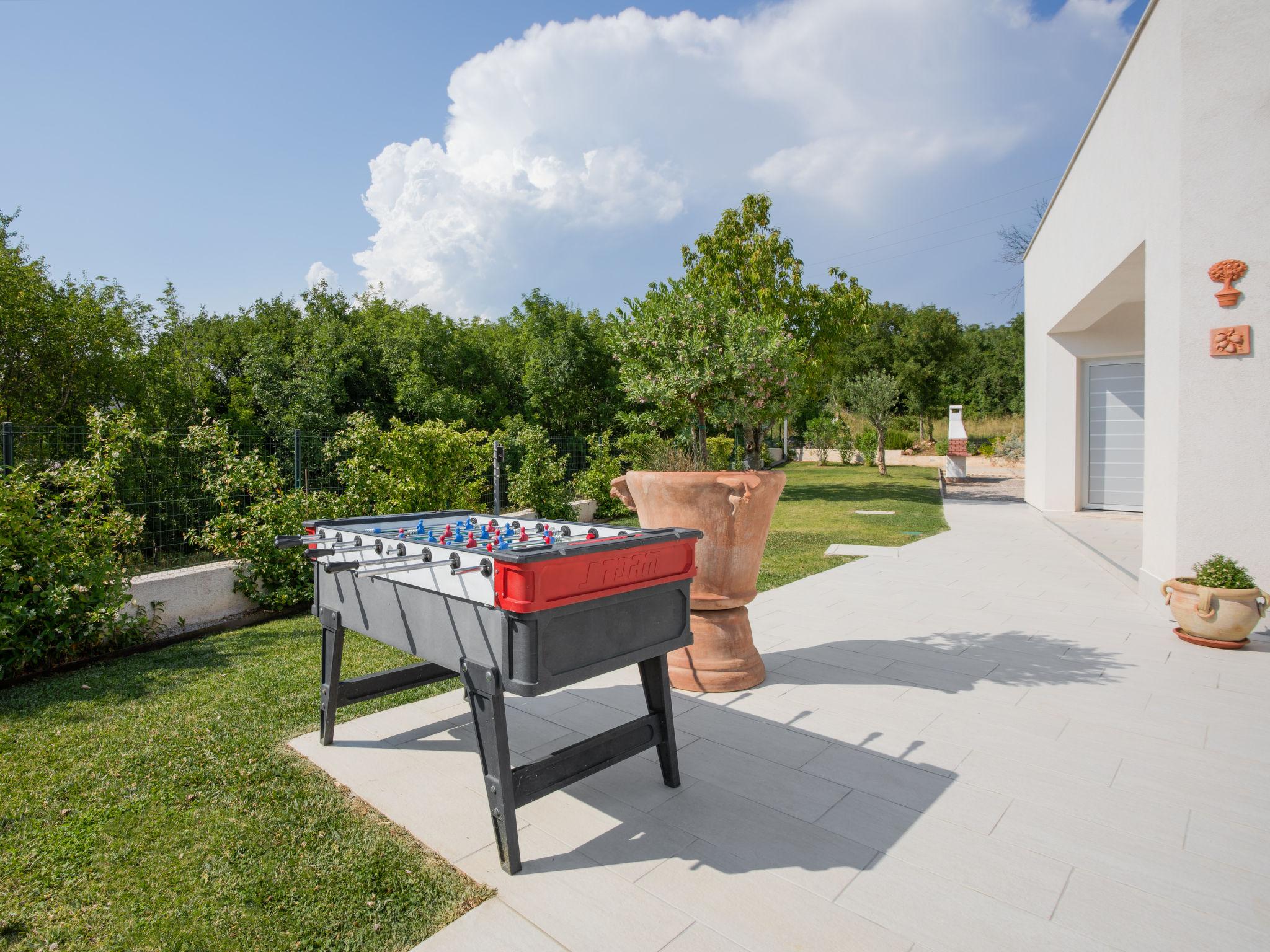 Photo 14 - Maison de 4 chambres à Raša avec piscine privée et vues à la mer