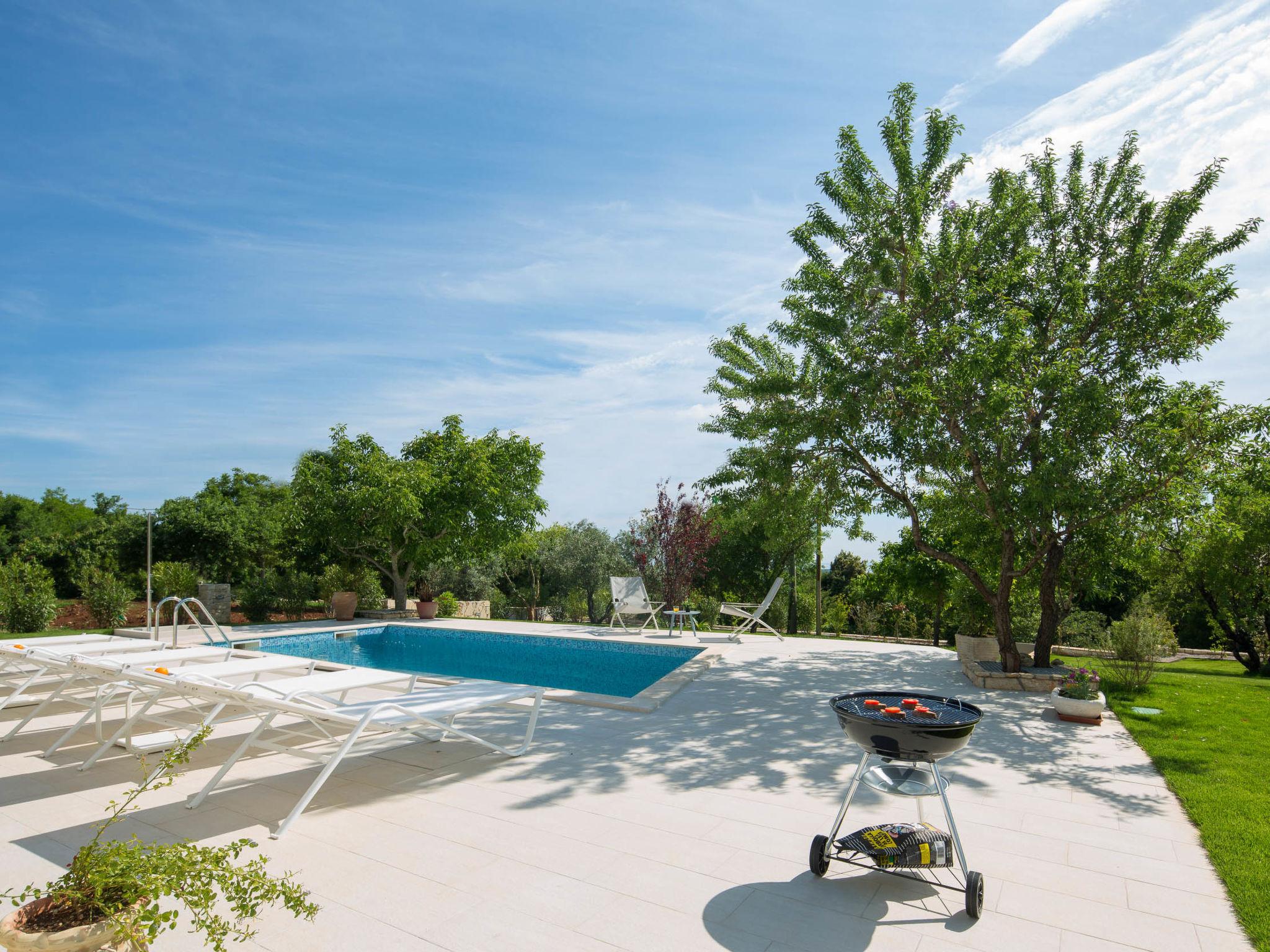 Photo 10 - 4 bedroom House in Raša with private pool and sea view
