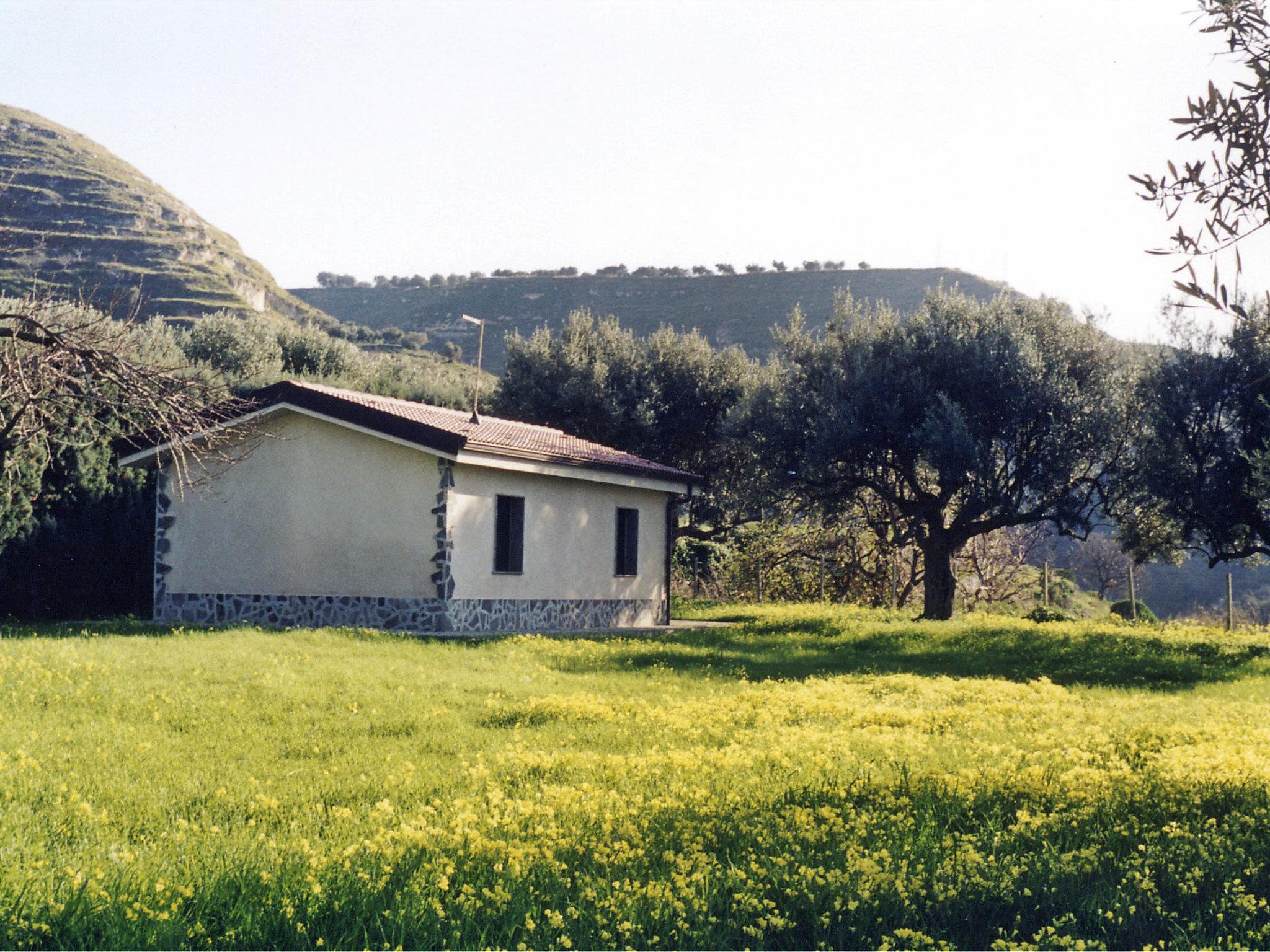 Photo 2 - Maison de 1 chambre à Drapia avec jardin et vues à la mer