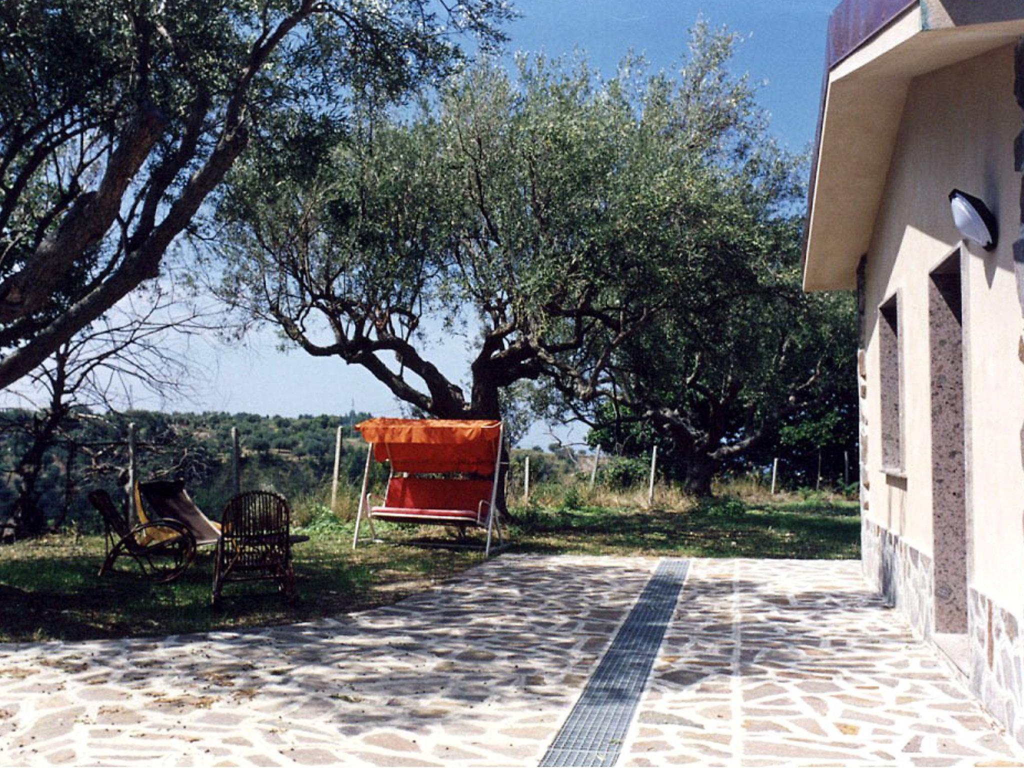 Photo 3 - Maison de 1 chambre à Drapia avec jardin et vues à la mer