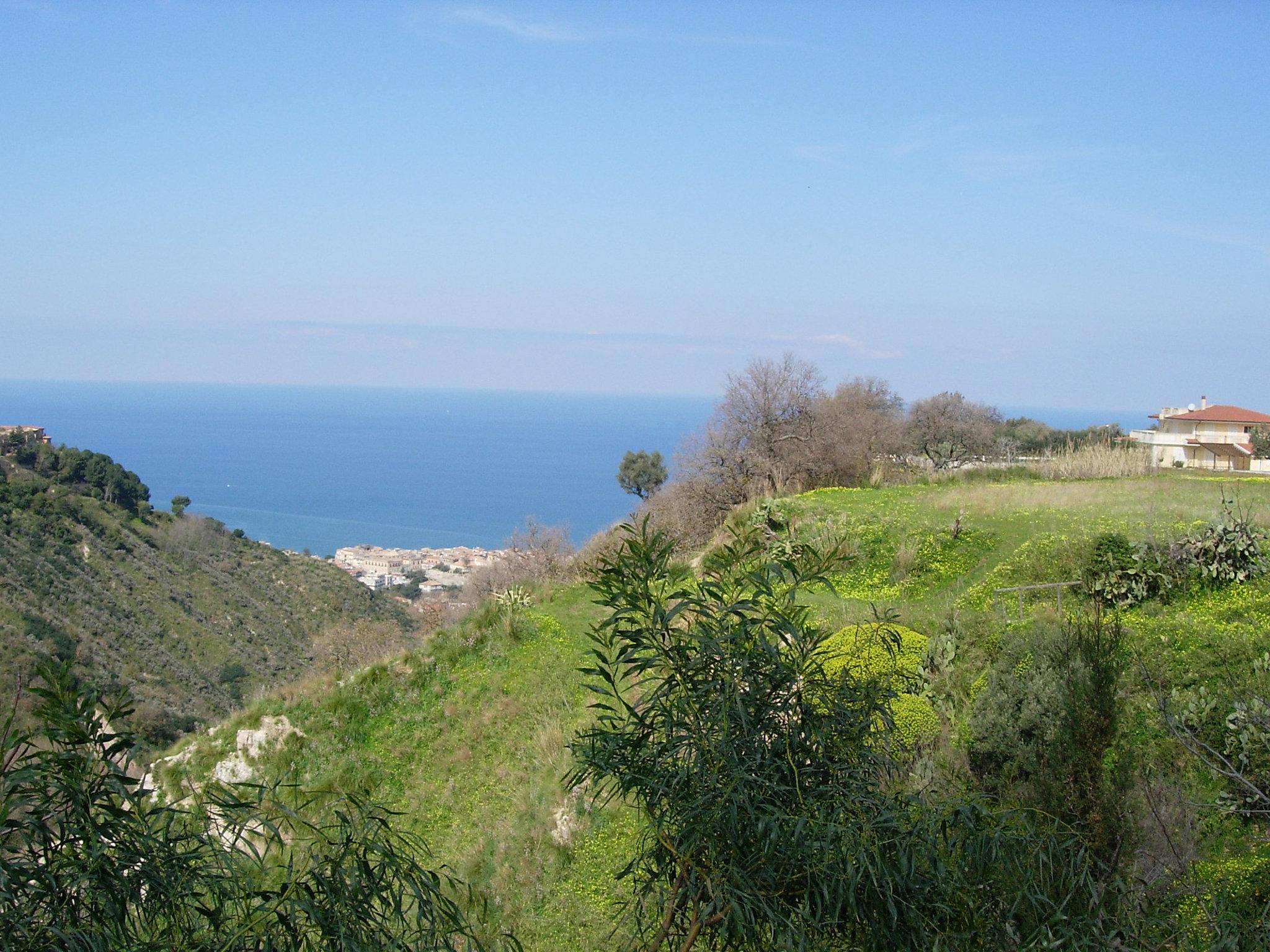 Photo 10 - Maison de 1 chambre à Drapia avec jardin et vues à la mer