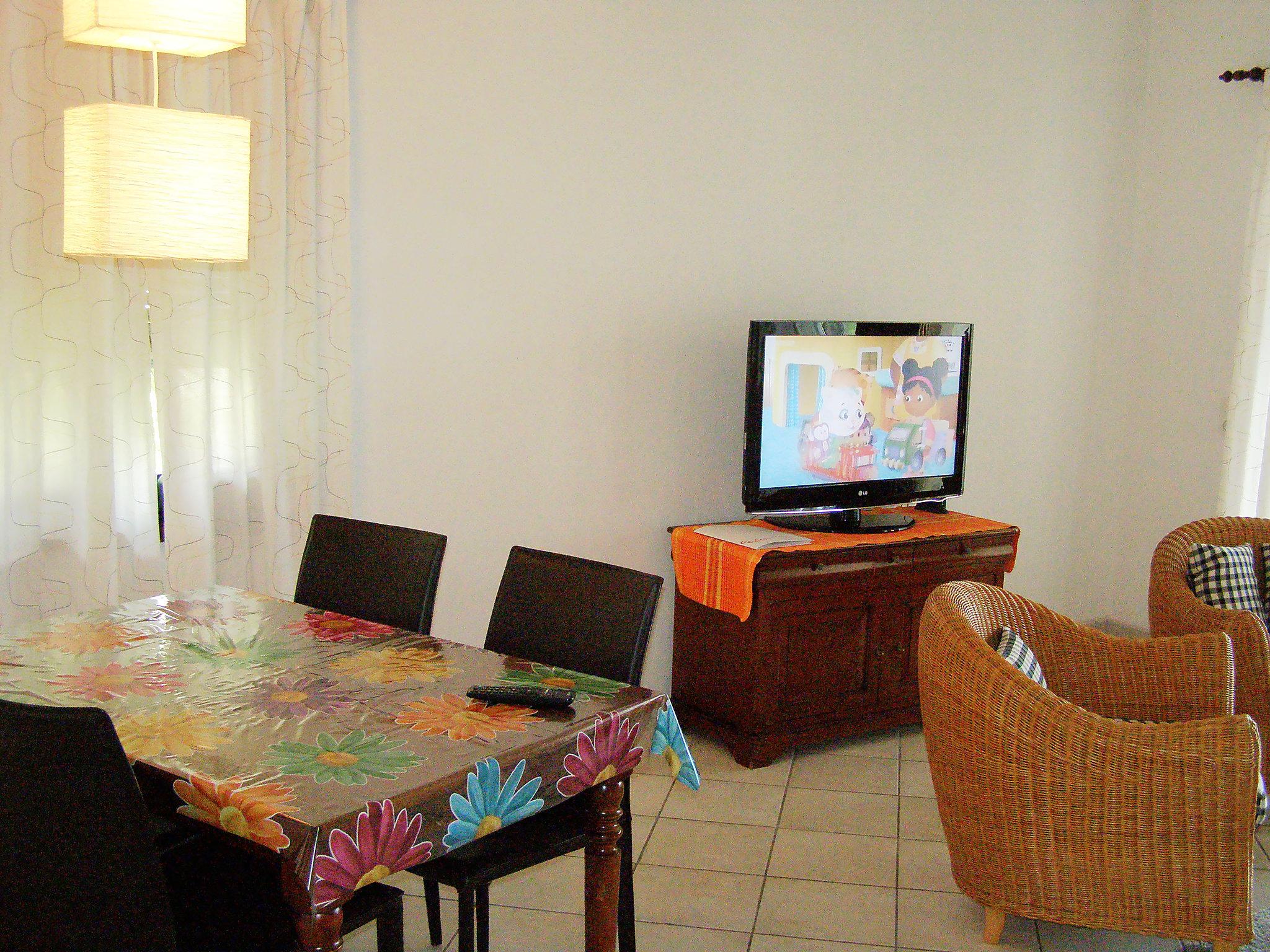 Photo 3 - 2 bedroom Apartment in Gambarogno with swimming pool and garden