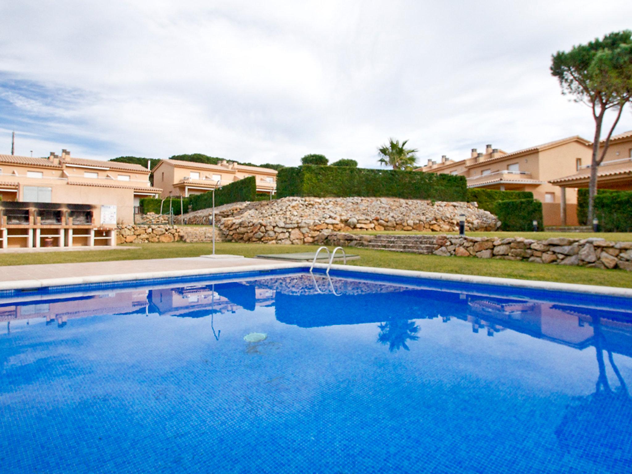 Foto 11 - Casa de 3 habitaciones en l'Escala con piscina y vistas al mar