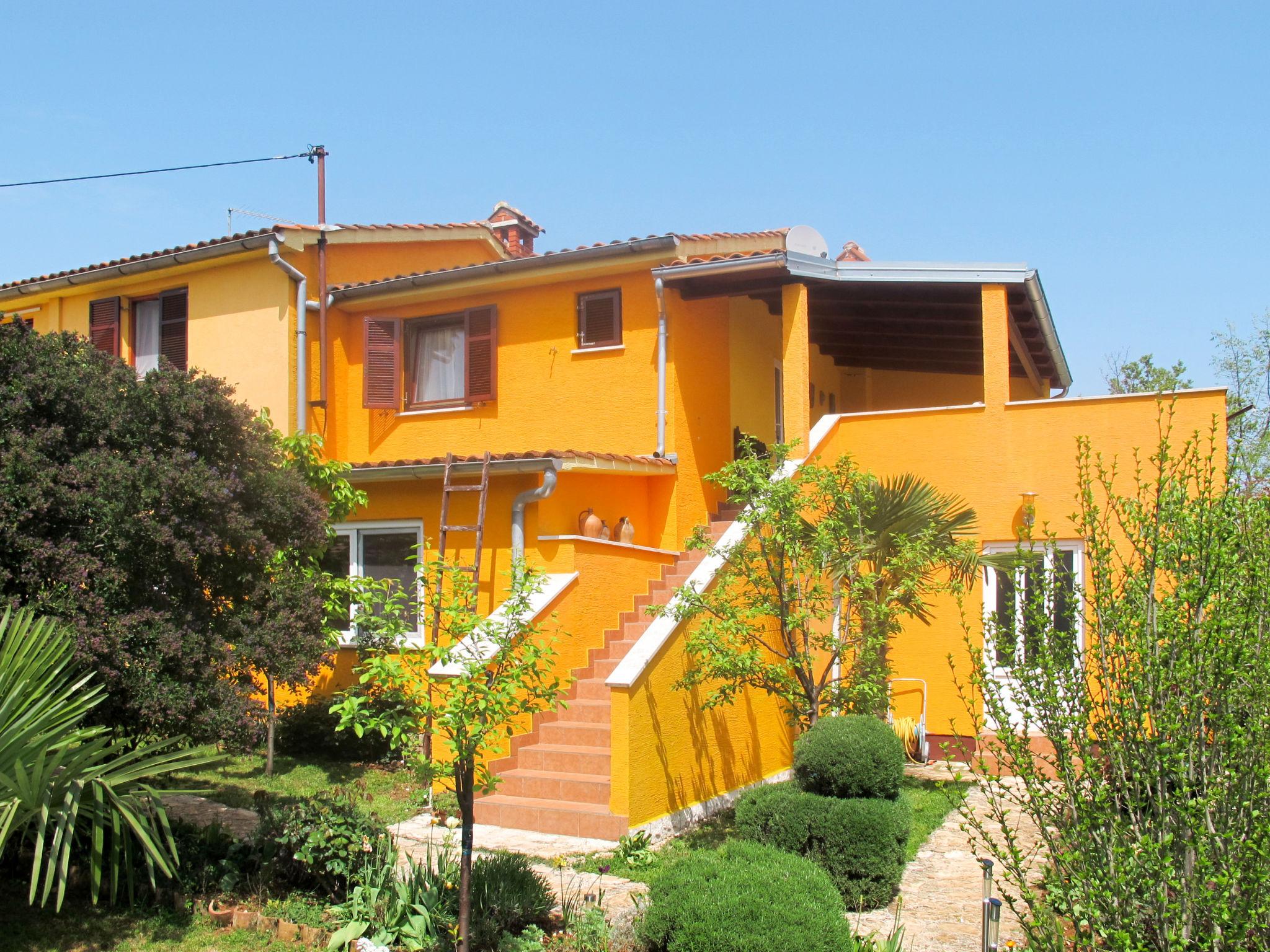 Photo 3 - Appartement de 2 chambres à Sveti Lovreč avec jardin et vues à la mer