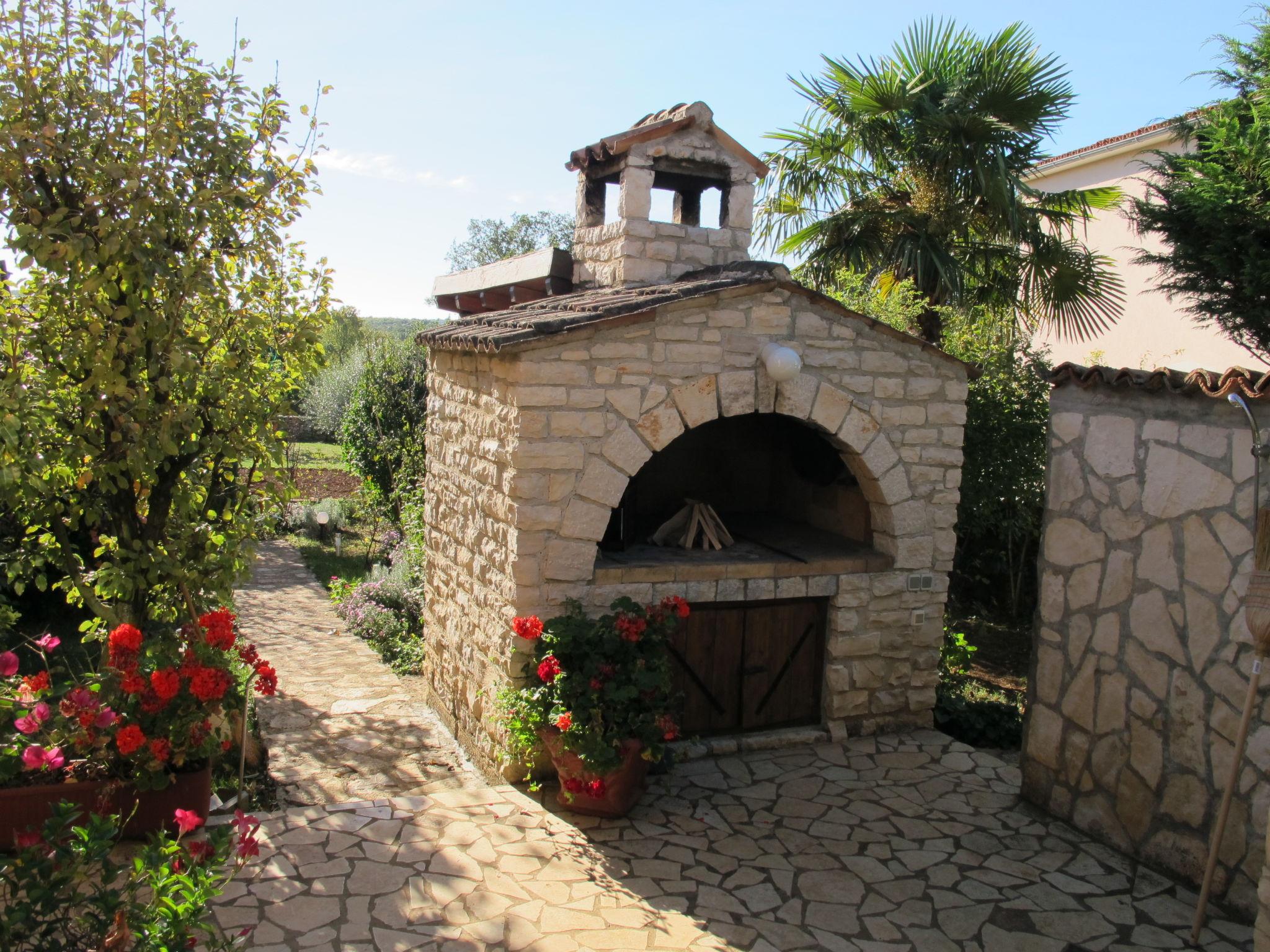 Foto 2 - Appartamento con 2 camere da letto a Sveti Lovreč con giardino e vista mare