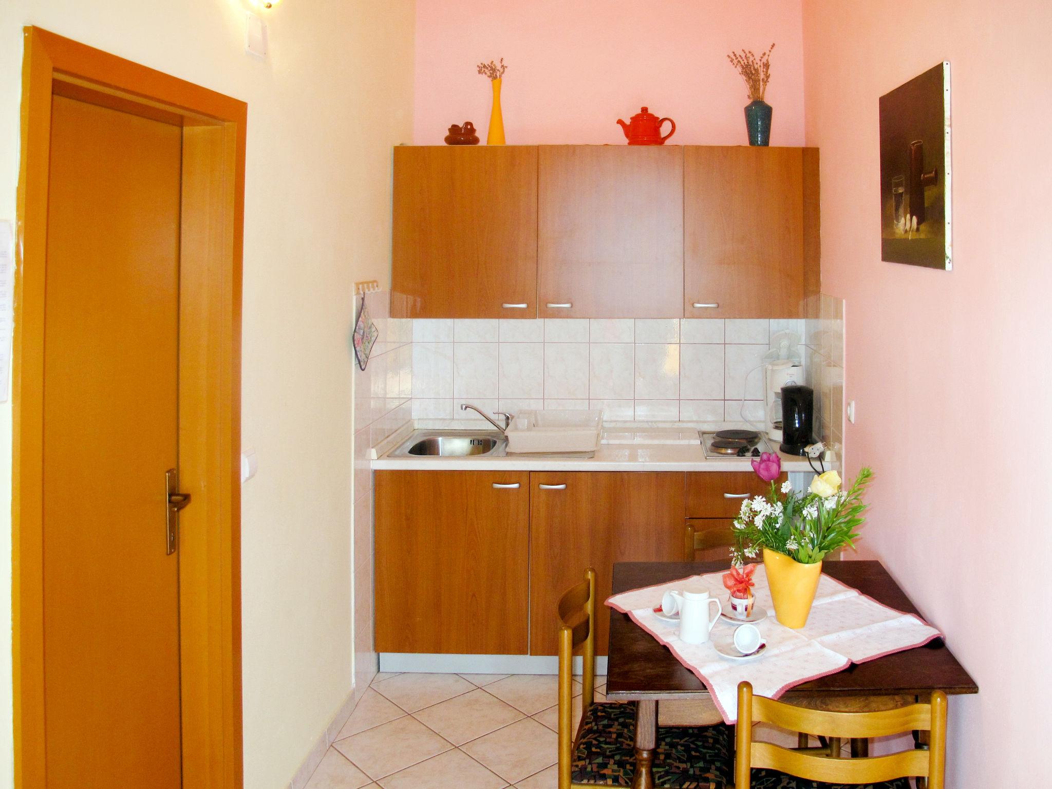 Foto 5 - Appartamento con 2 camere da letto a Sveti Lovreč con giardino e vista mare