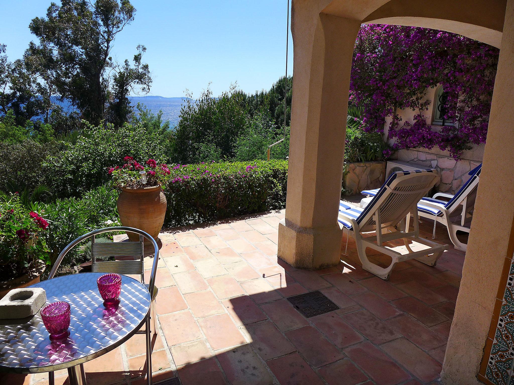 Photo 3 - Maison de 3 chambres à La Croix-Valmer avec terrasse et vues à la mer