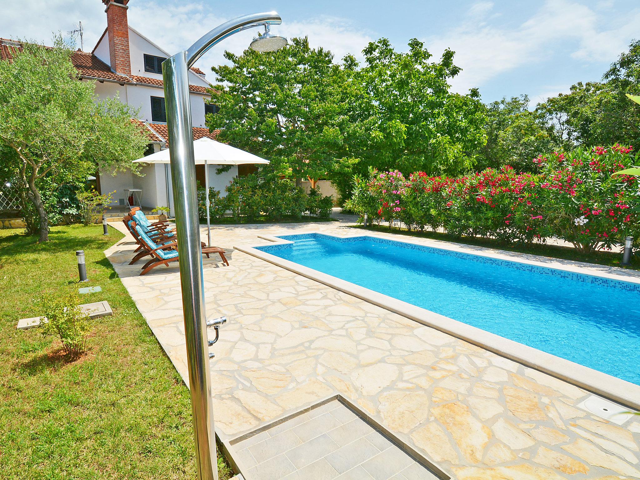 Foto 14 - Casa con 3 camere da letto a Rovinj con piscina privata e giardino