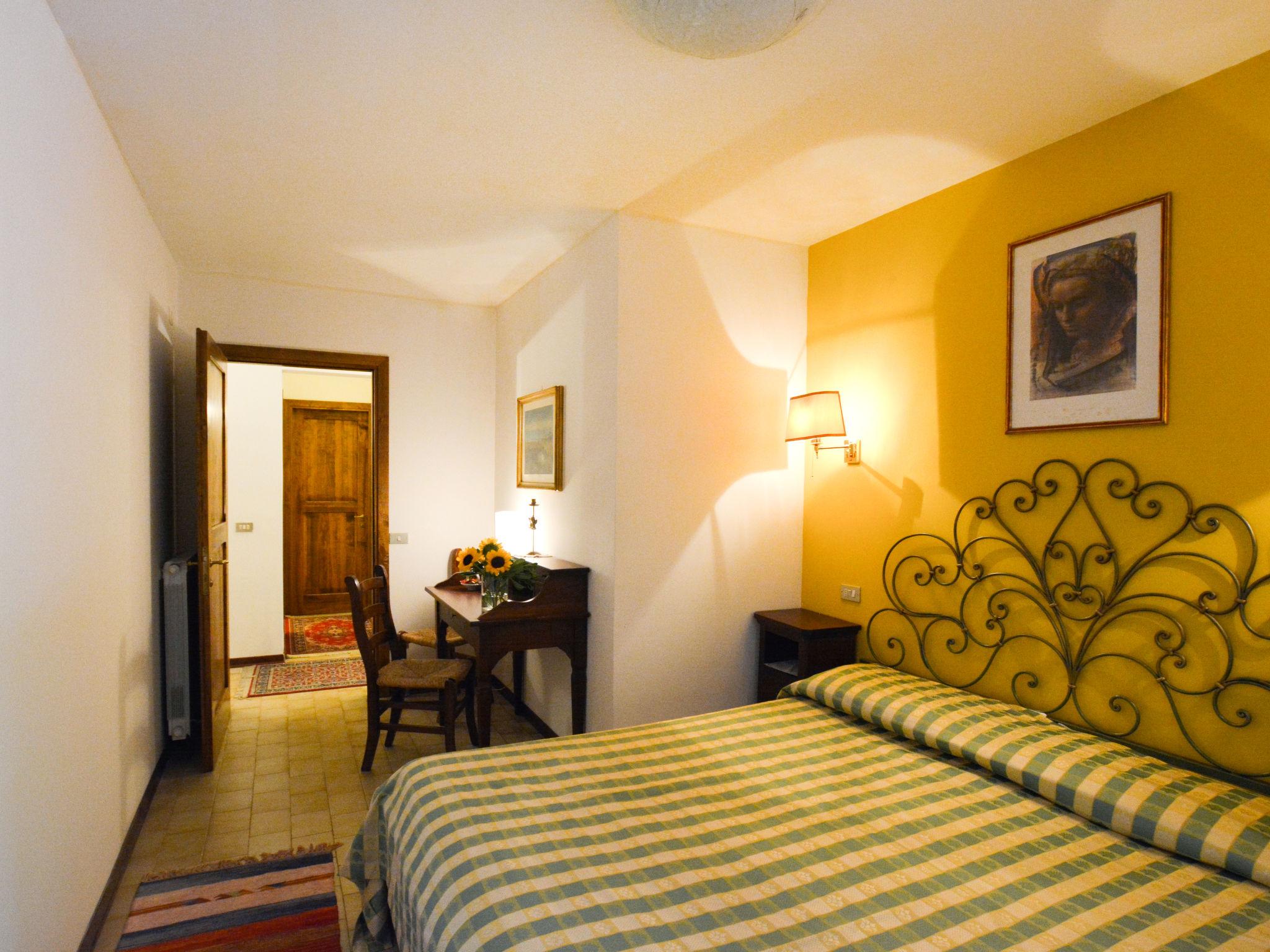Foto 13 - Casa con 3 camere da letto a Prato con piscina privata e terrazza
