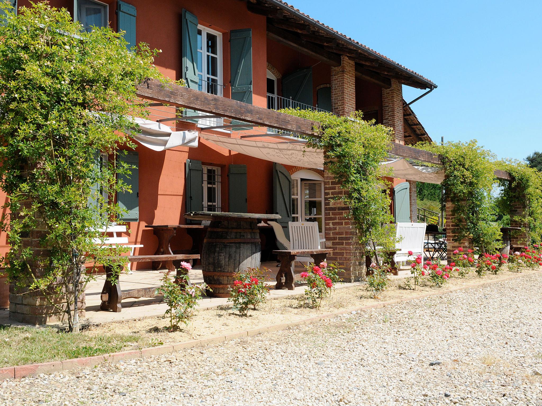 Foto 31 - Casa de 3 habitaciones en Capriglio con piscina privada y jardín