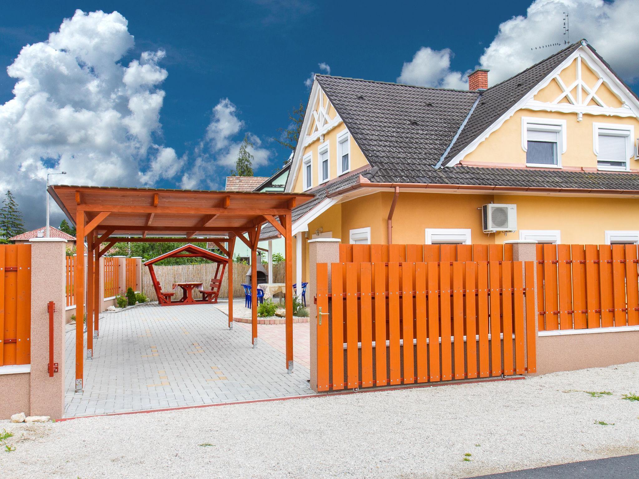 Foto 1 - Casa de 3 habitaciones en Balatonkeresztúr con jardín y terraza