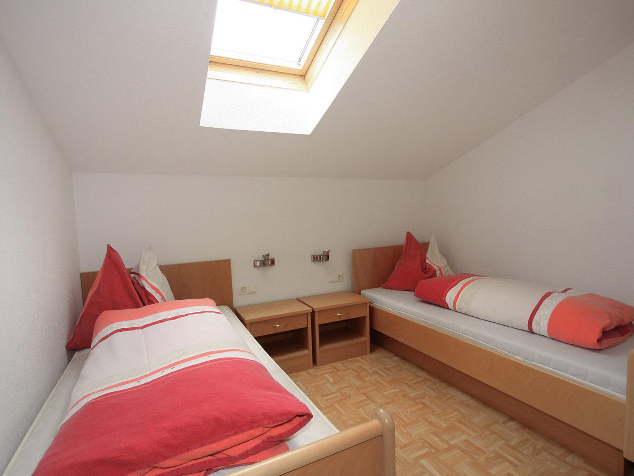 Foto 5 - Appartamento con 2 camere da letto a Fügen con giardino e vista sulle montagne