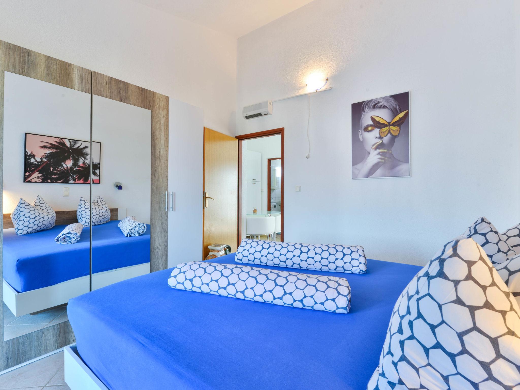 Foto 9 - Appartamento con 1 camera da letto a Privlaka con piscina e vista mare