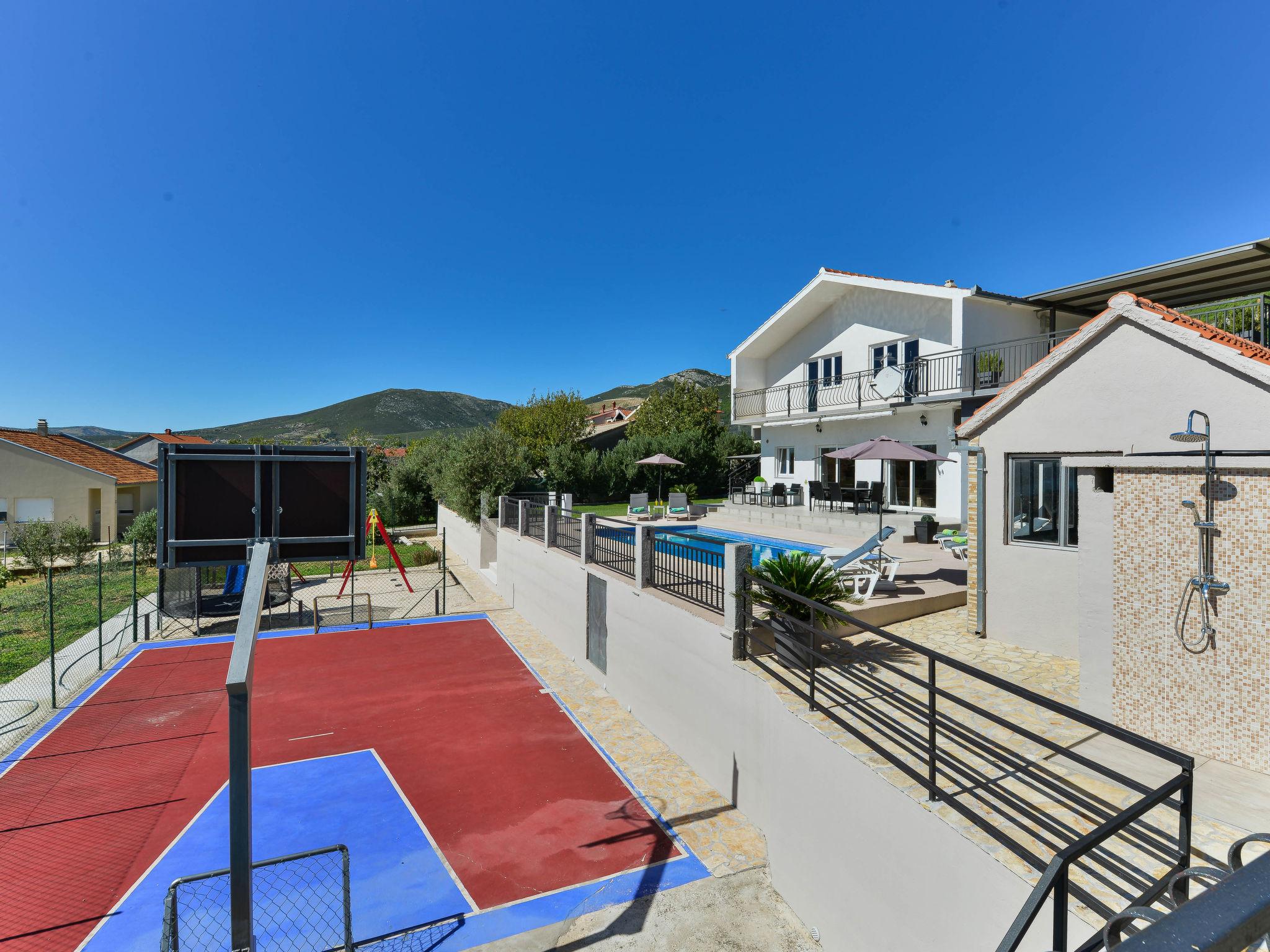 Foto 38 - Casa de 2 habitaciones en Kaštela con piscina privada y terraza