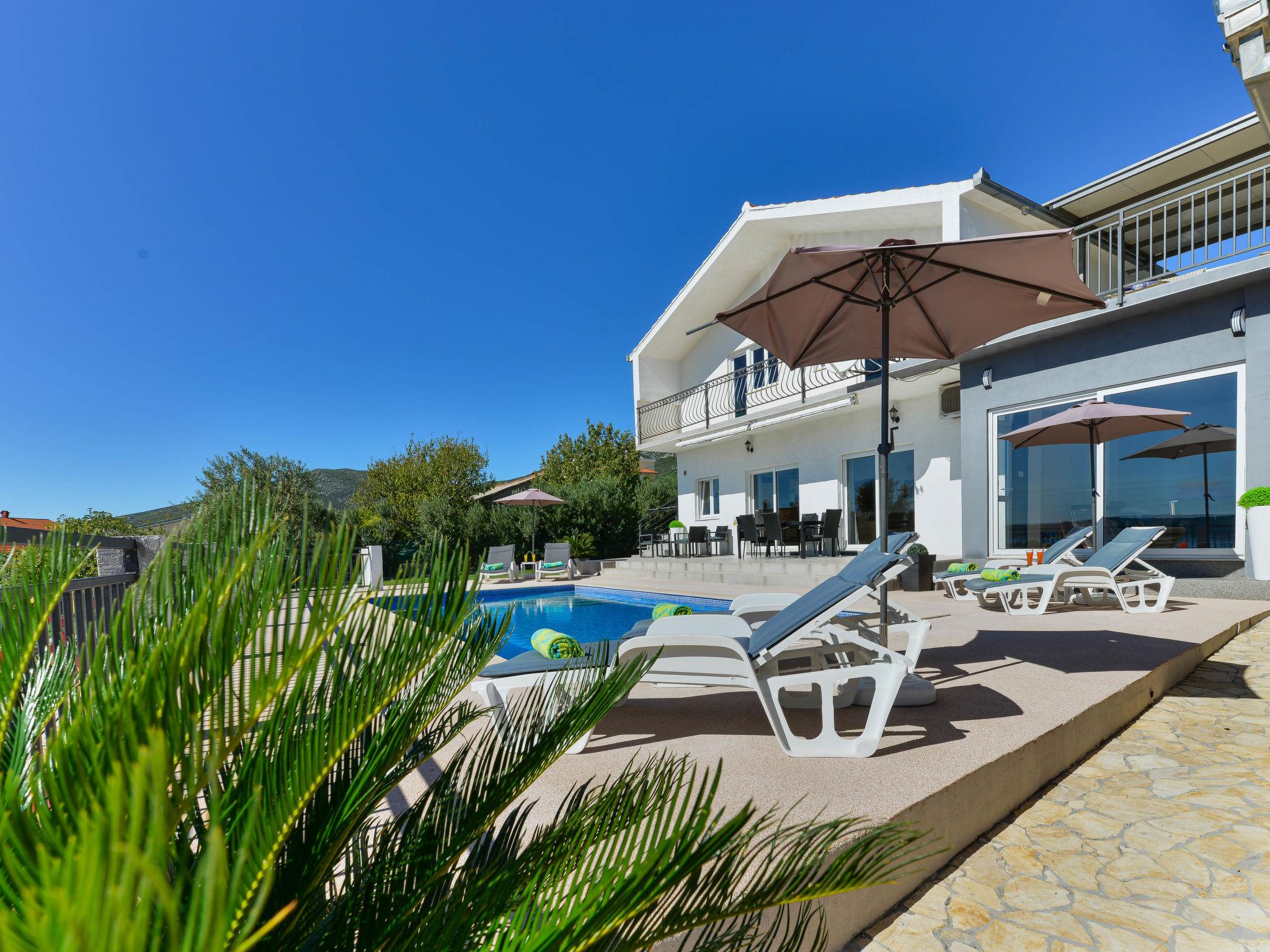 Photo 3 - Maison de 2 chambres à Kaštela avec piscine privée et terrasse
