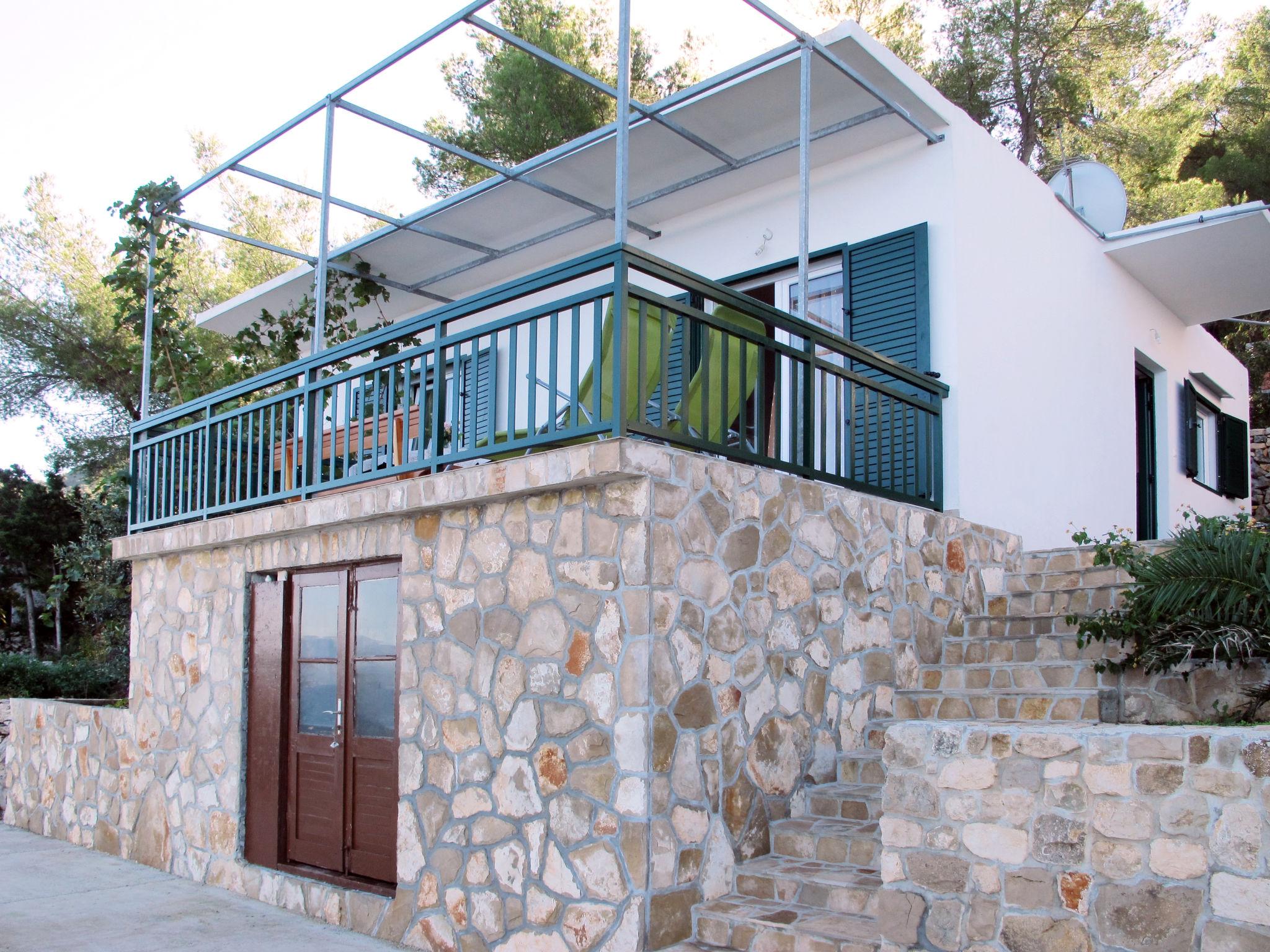 Photo 21 - 3 bedroom House in Jelsa with garden and terrace