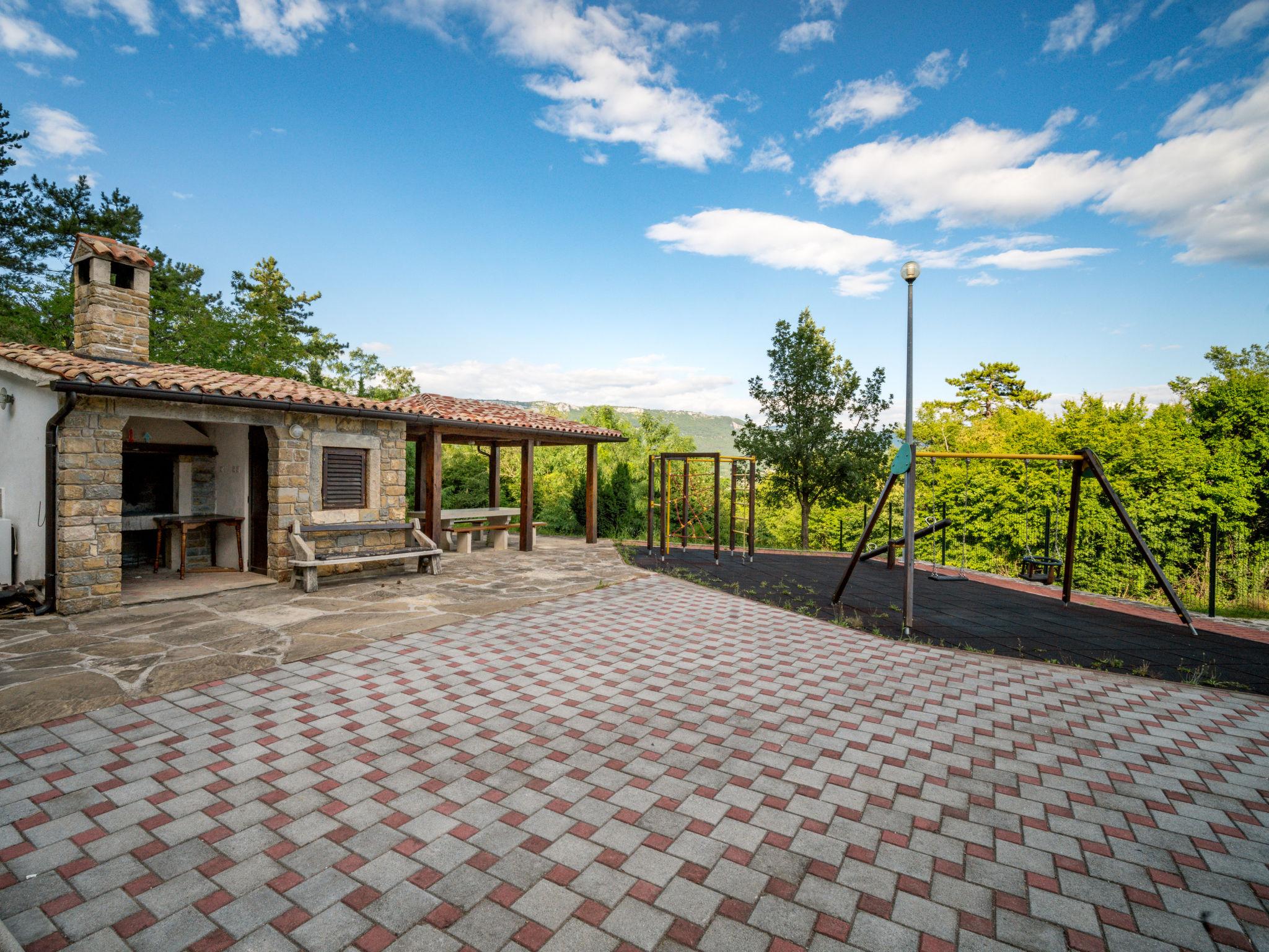 Foto 28 - Casa de 2 quartos em Buzet com piscina privada e jardim