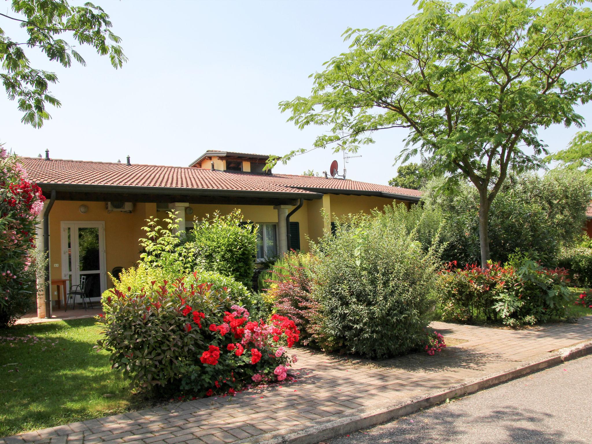 Foto 2 - Casa de 1 habitación en Peschiera del Garda con piscina y vistas a la montaña