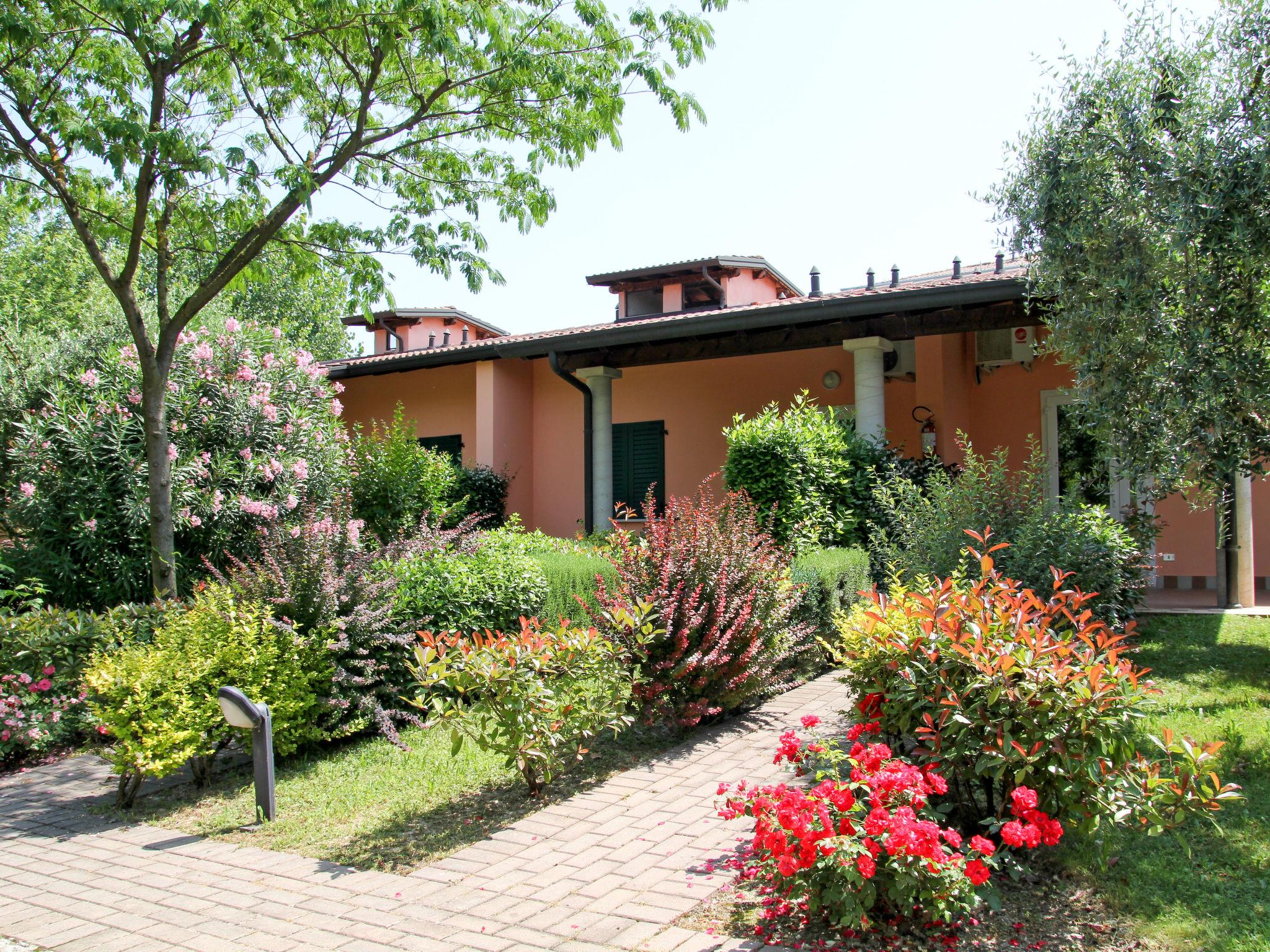 Photo 20 - Maison de 1 chambre à Peschiera del Garda avec piscine et jardin