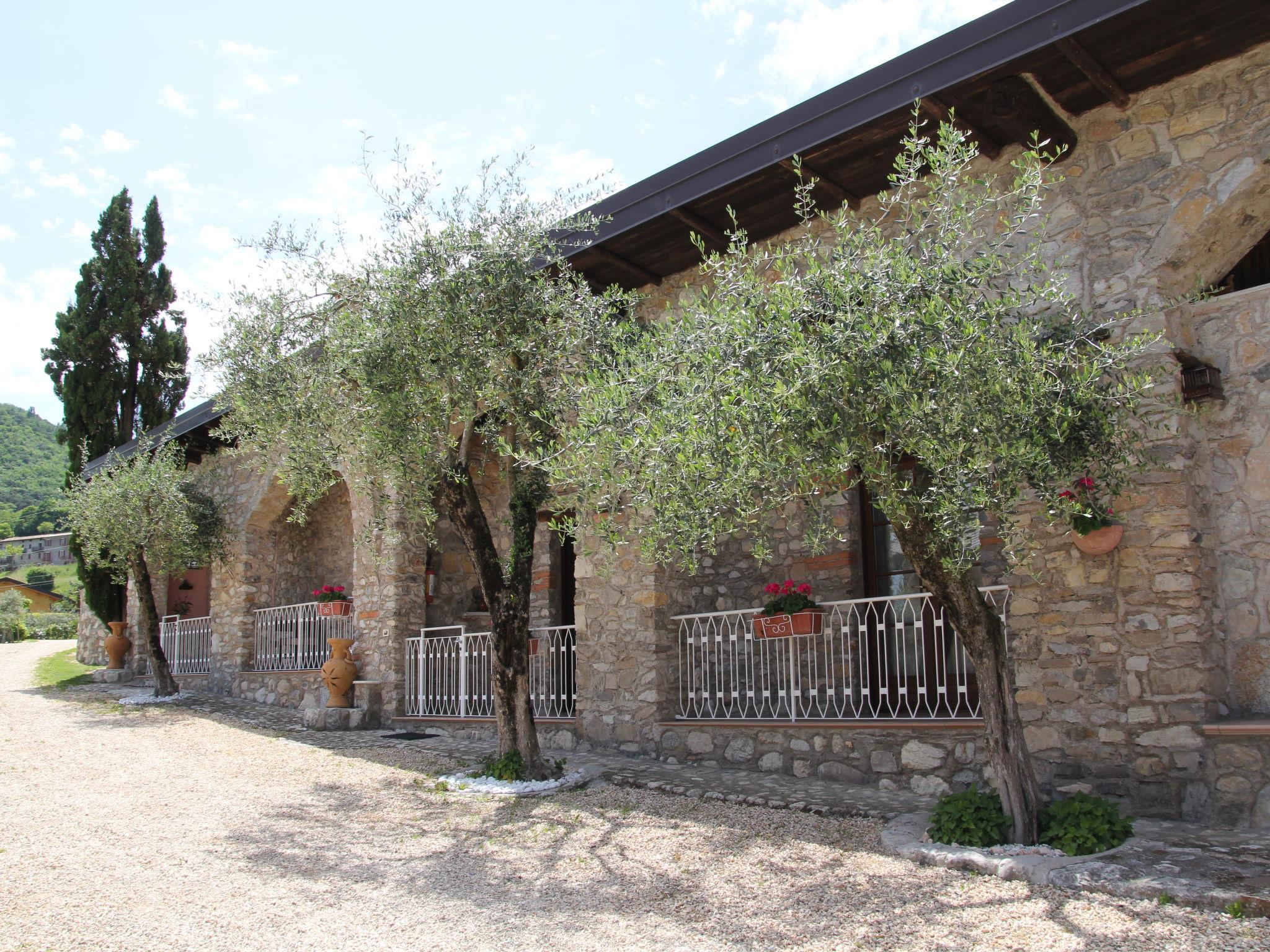 Foto 10 - Apartamento de 1 quarto em Tremosine sul Garda com piscina e vista para a montanha