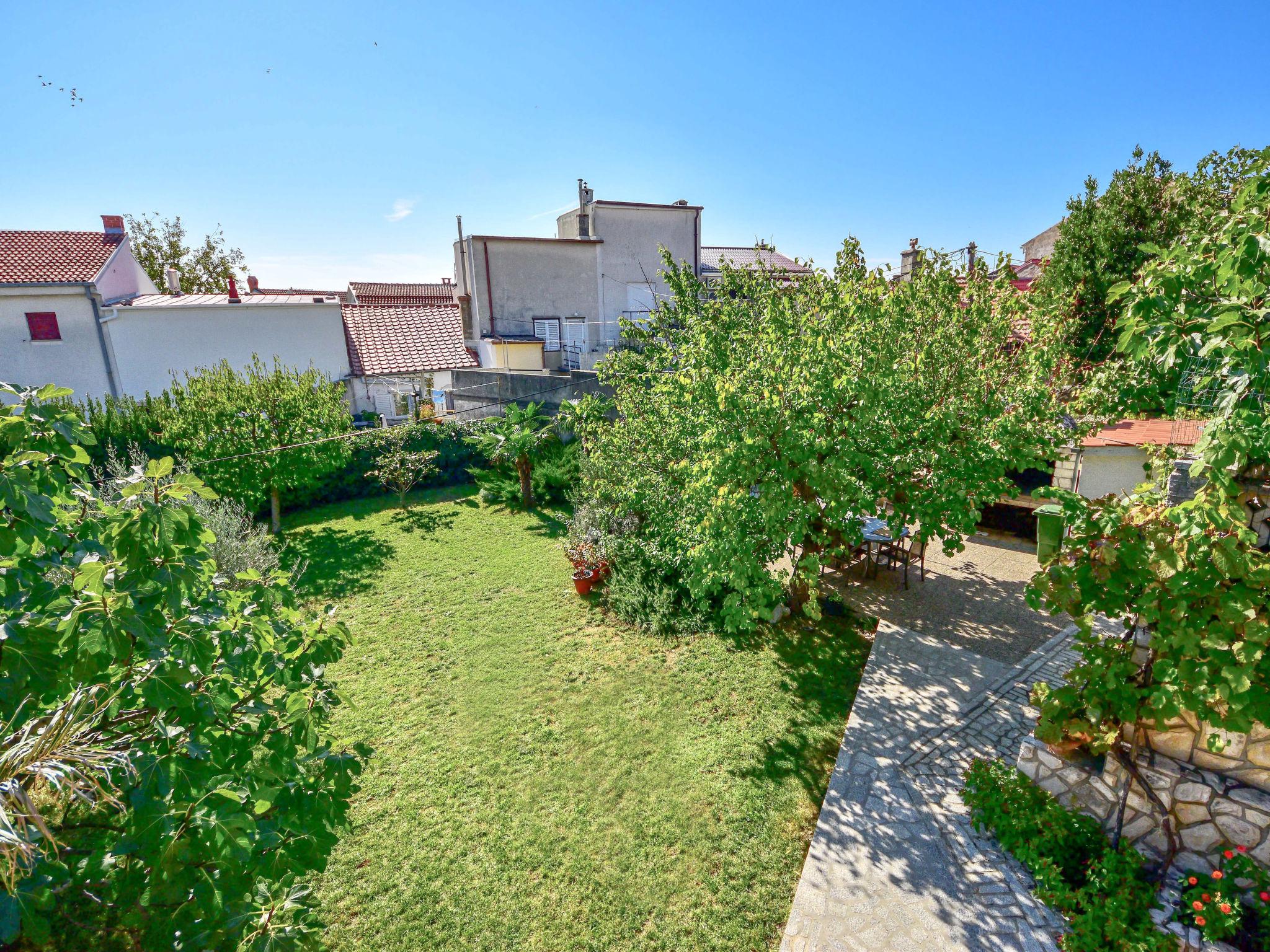 Foto 15 - Apartamento de 2 habitaciones en Crikvenica con jardín y vistas al mar