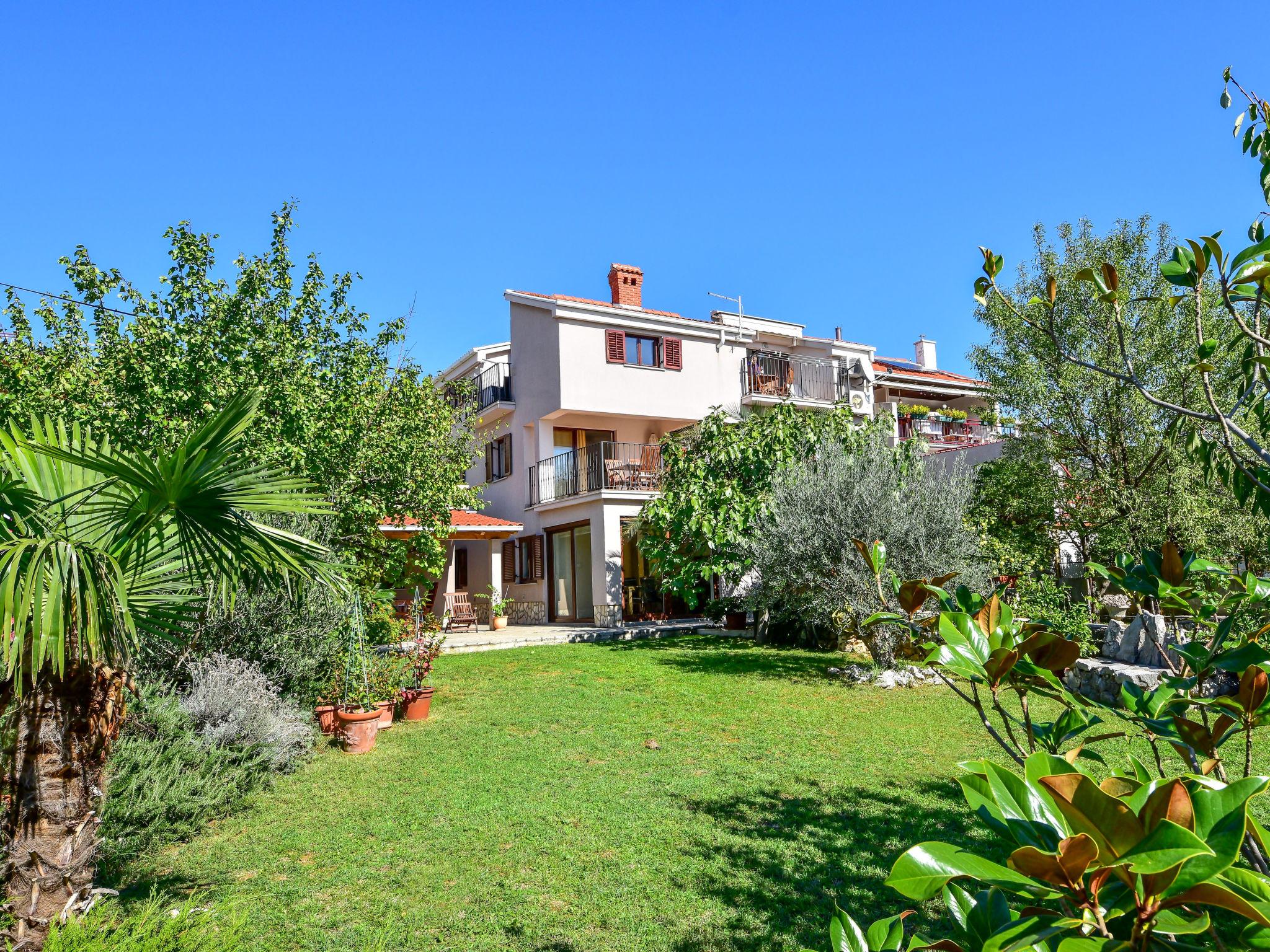 Foto 1 - Apartamento de 2 habitaciones en Crikvenica con jardín y vistas al mar