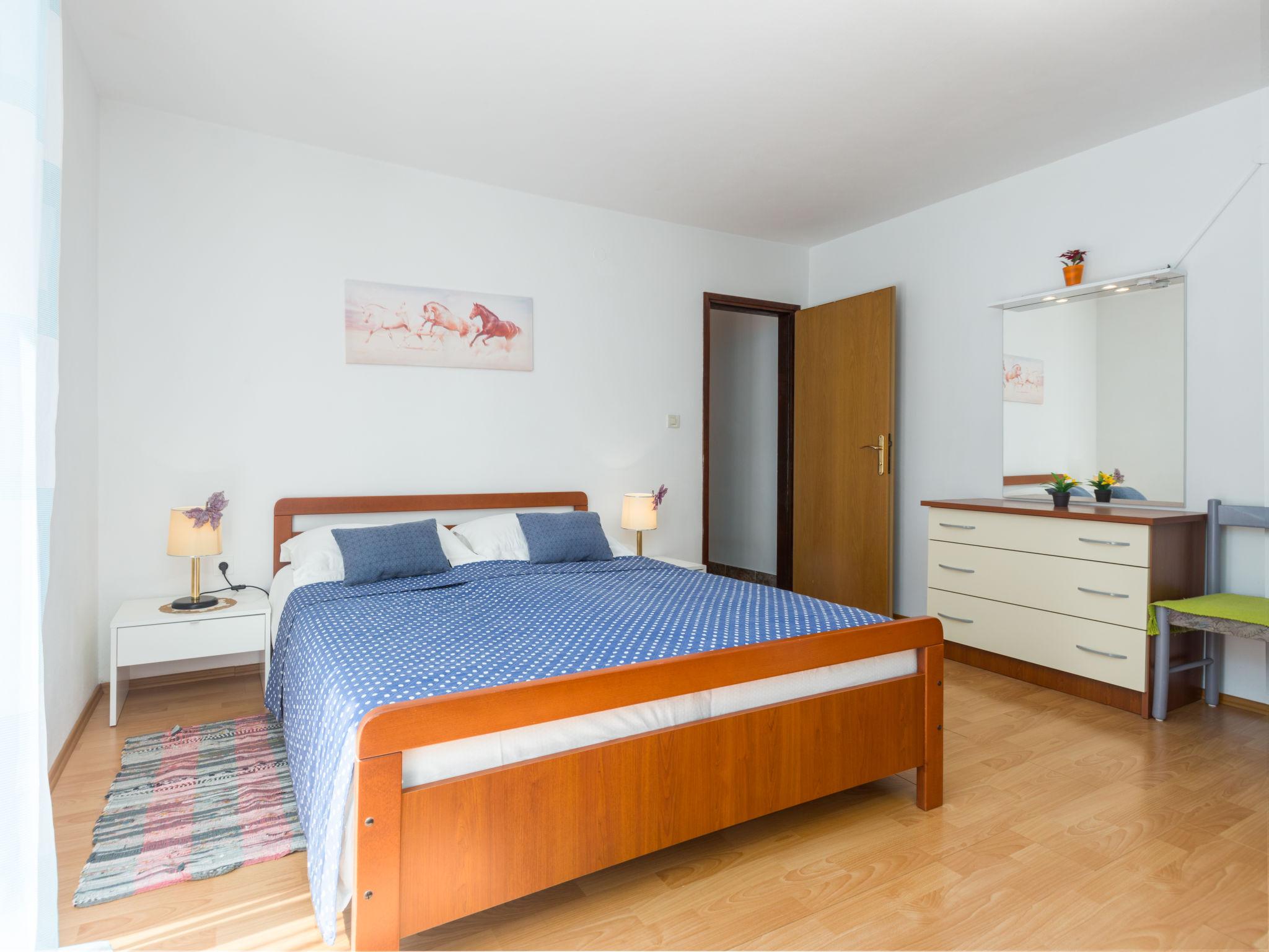 Foto 5 - Apartamento de 1 quarto em Poreč com piscina e vistas do mar