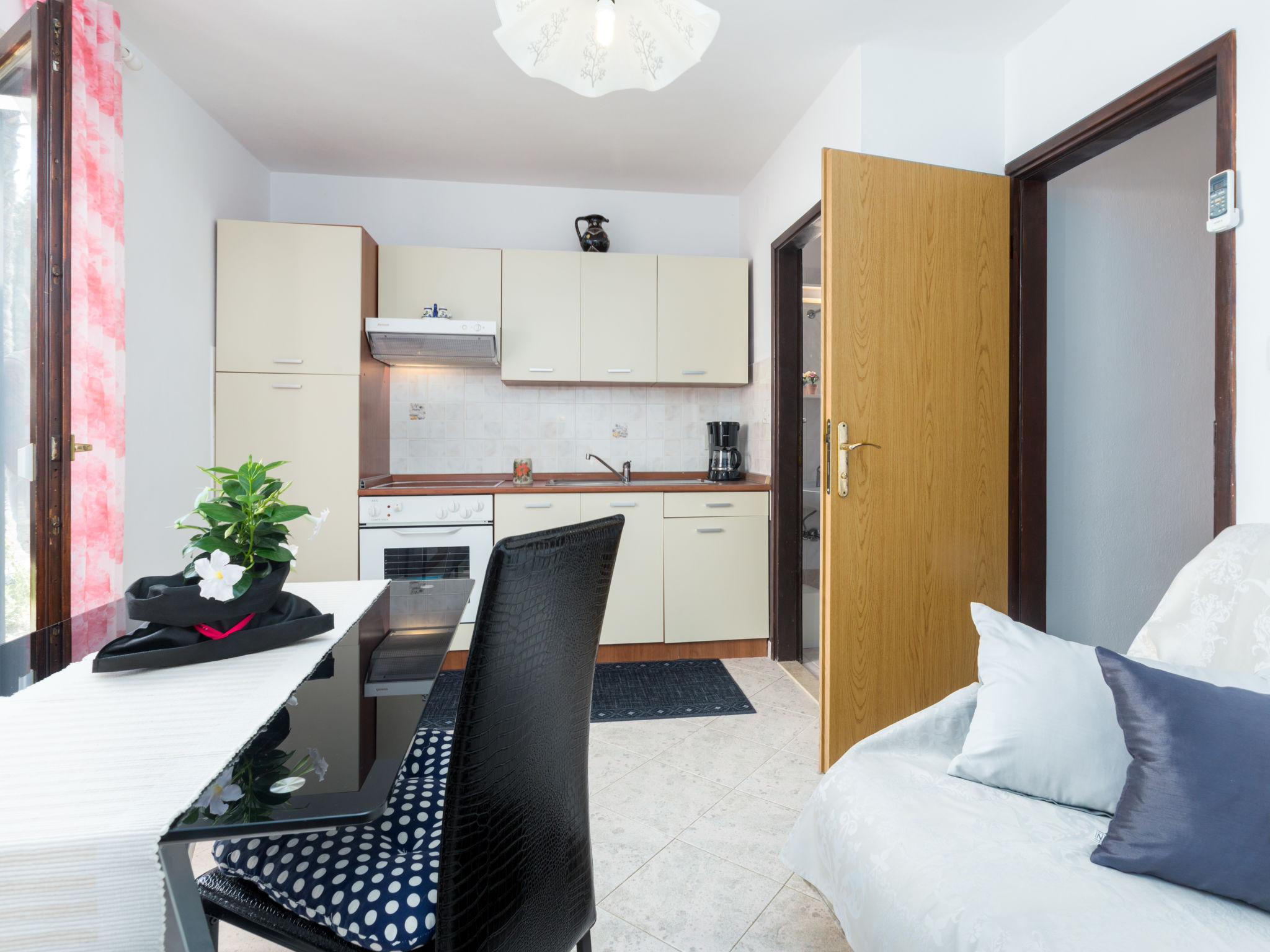 Foto 9 - Appartamento con 1 camera da letto a Poreč con piscina e vista mare