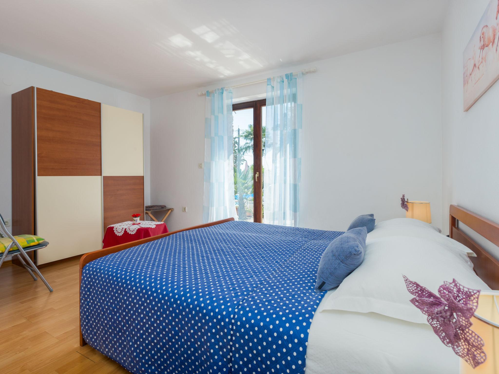Foto 13 - Appartamento con 1 camera da letto a Poreč con piscina e vista mare