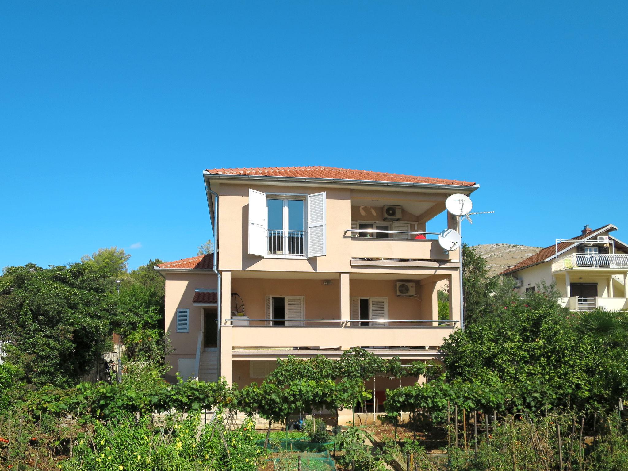 Photo 6 - Appartement de 2 chambres à Sibenik avec jardin et vues à la mer