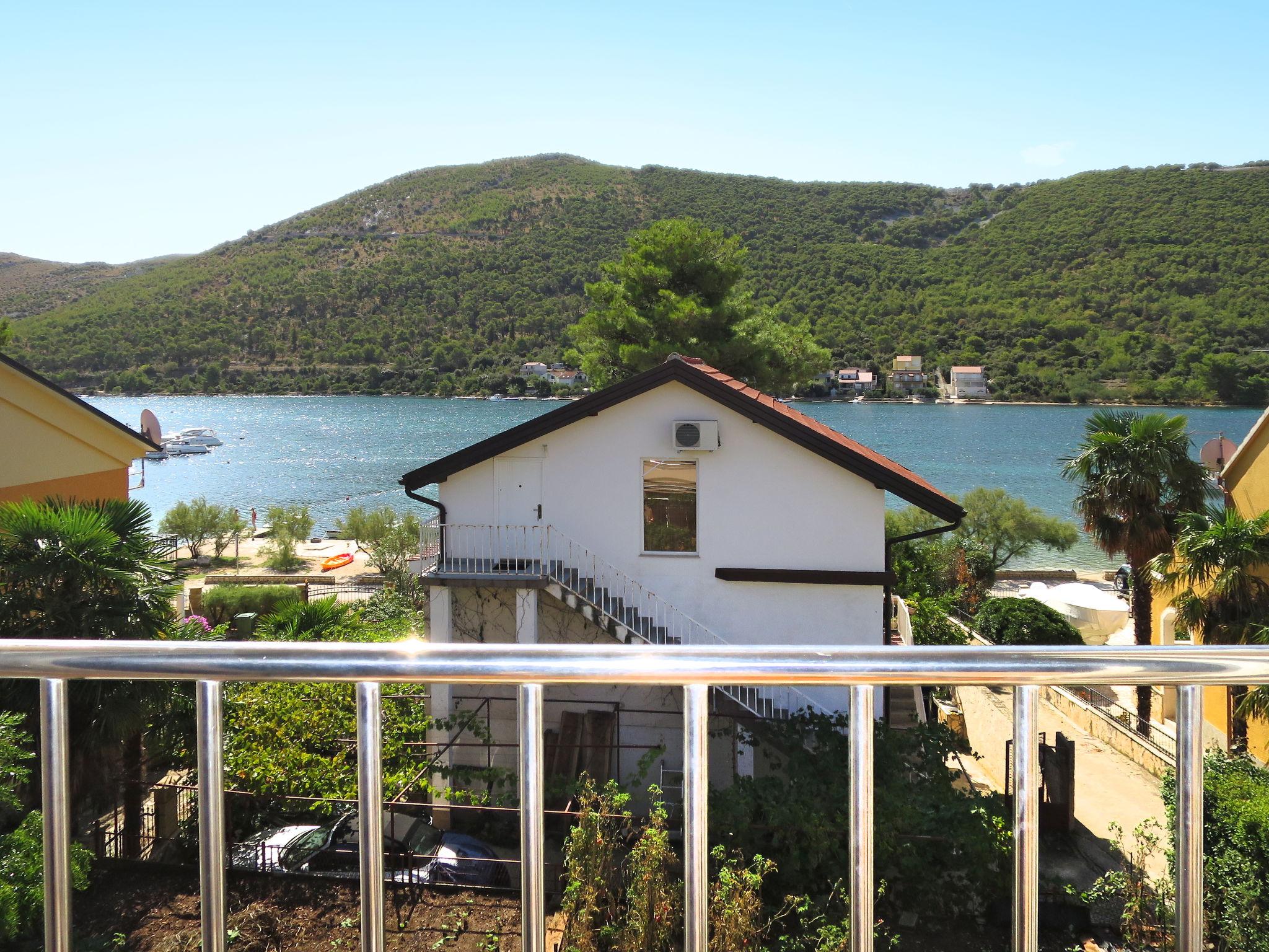 Foto 13 - Apartamento de 2 habitaciones en Sibenik con jardín y vistas al mar