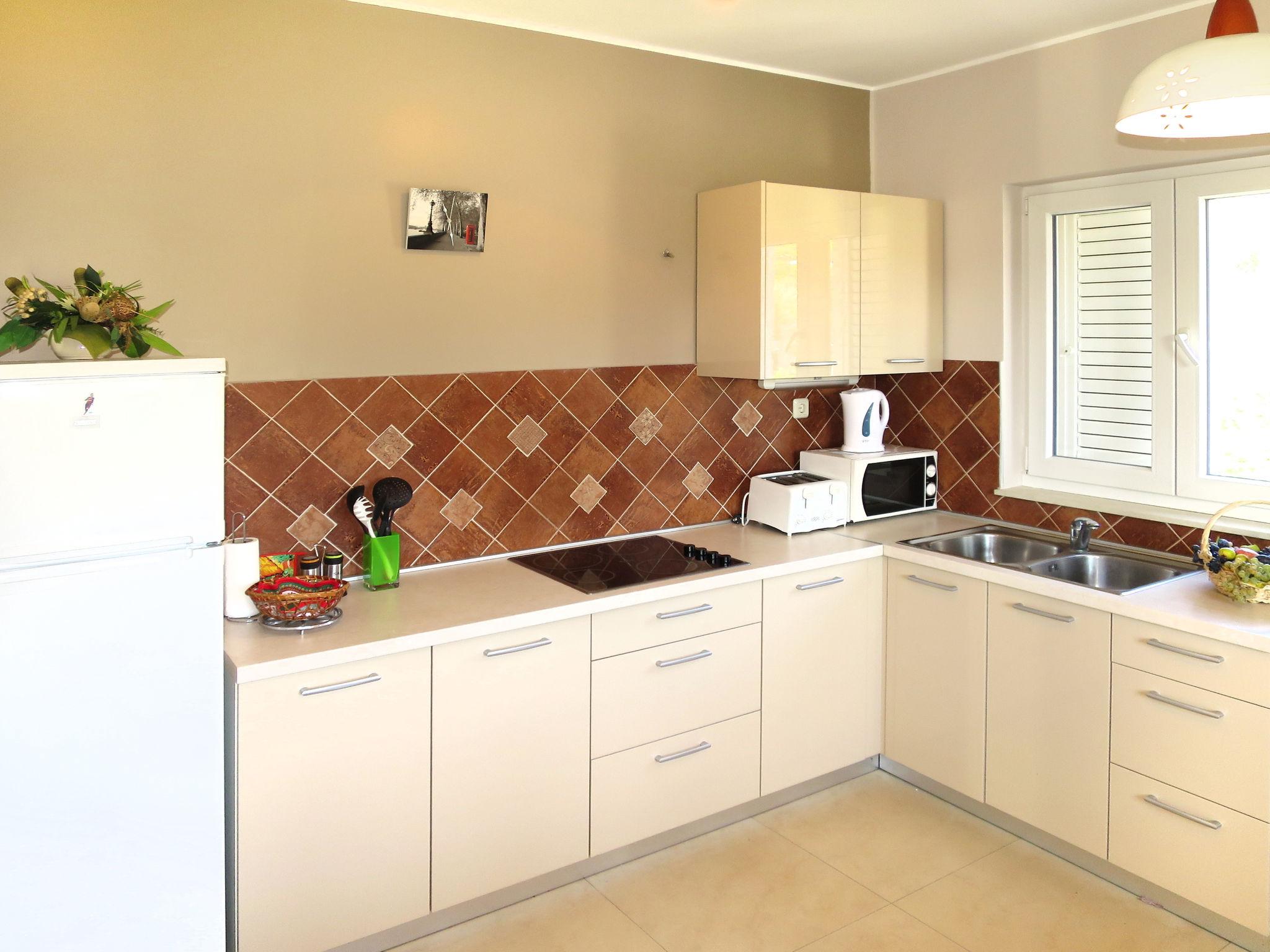 Foto 9 - Apartamento de 2 quartos em Sibenik com jardim