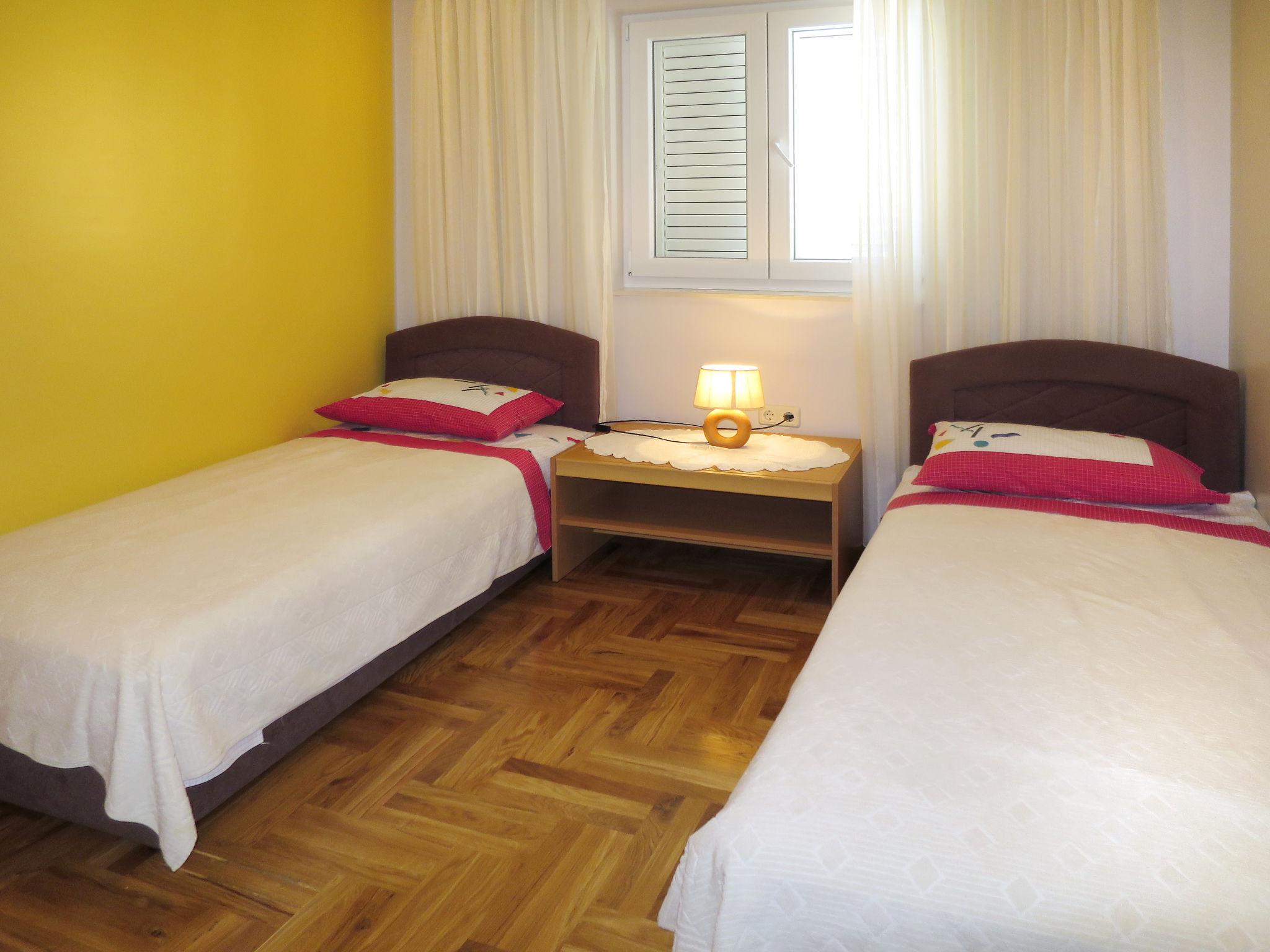 Foto 11 - Appartamento con 2 camere da letto a Sebenico con giardino e vista mare