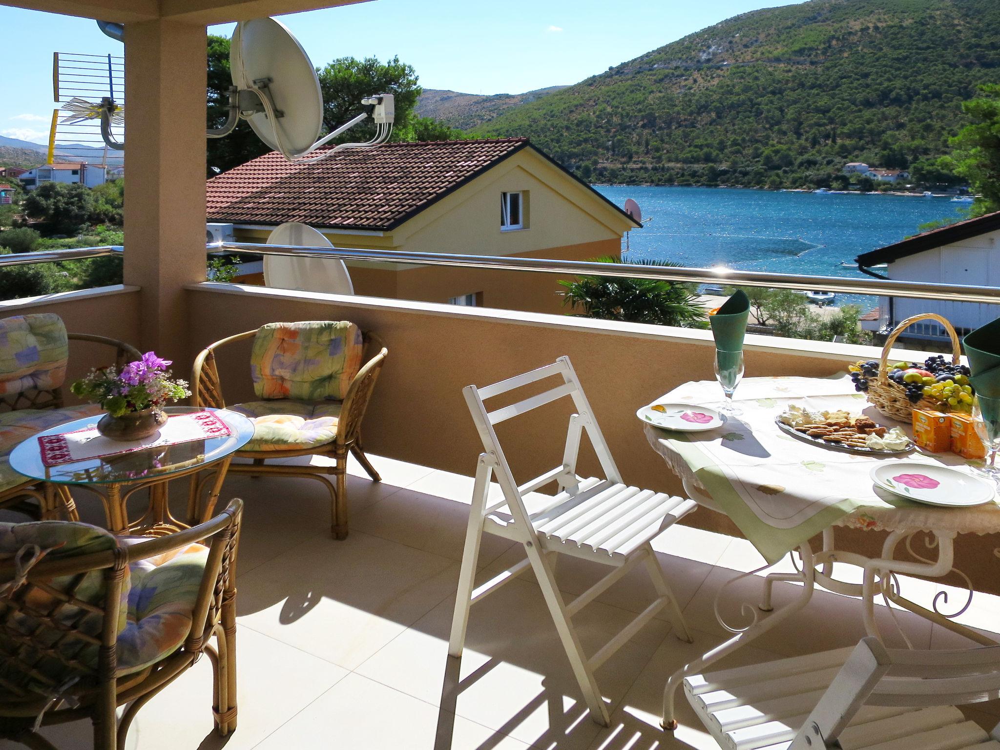 Photo 2 - Appartement de 2 chambres à Sibenik avec jardin et vues à la mer