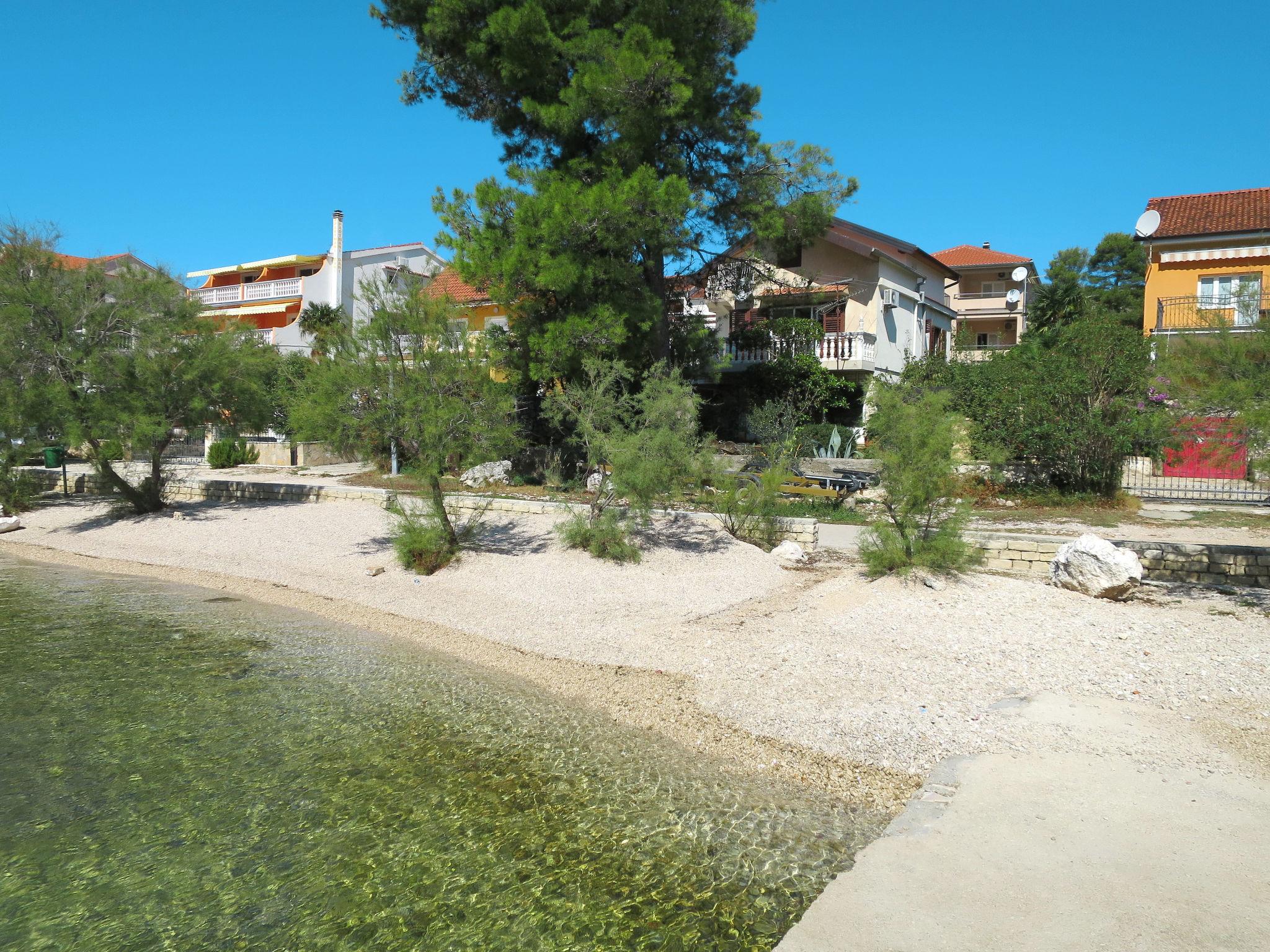 Foto 14 - Apartamento de 2 quartos em Sibenik com jardim e vistas do mar