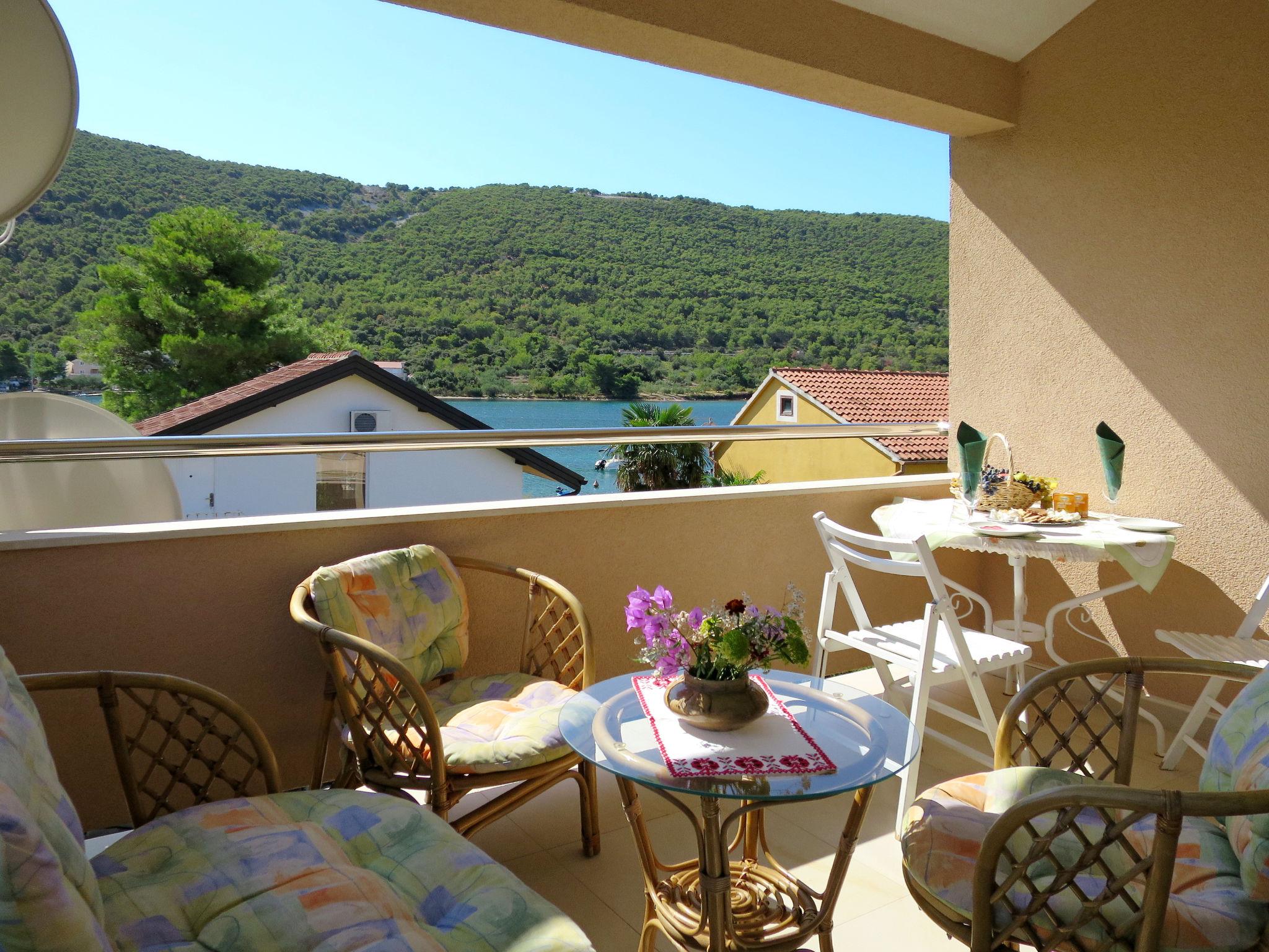 Photo 1 - Appartement de 2 chambres à Sibenik avec jardin et vues à la mer