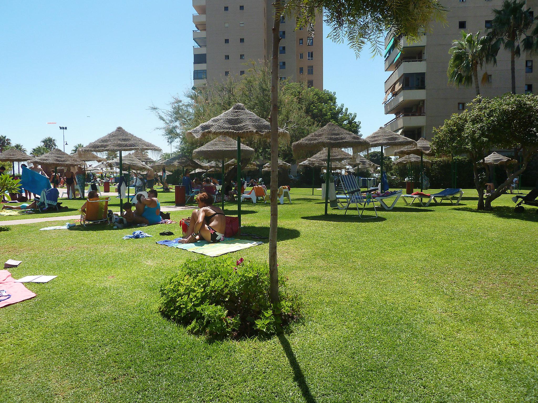 Foto 39 - Appartamento con 3 camere da letto a Torremolinos con piscina e giardino