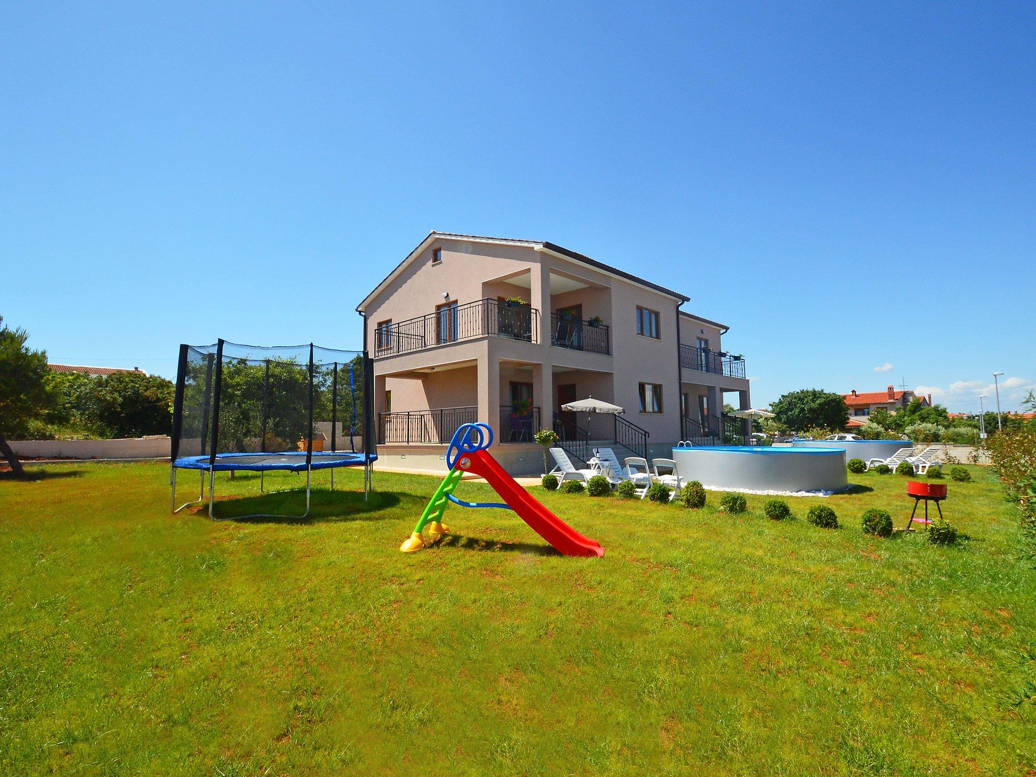 Foto 14 - Apartamento de 2 quartos em Ližnjan com piscina privada e jardim