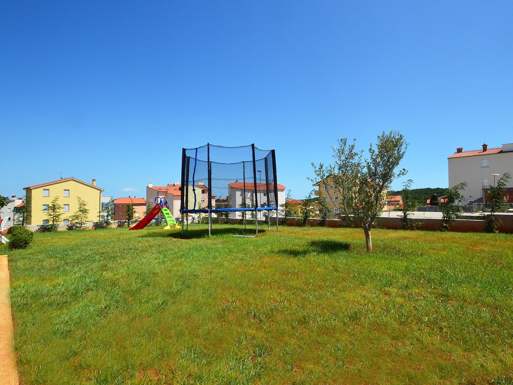 Photo 16 - 2 bedroom Apartment in Ližnjan with private pool and garden